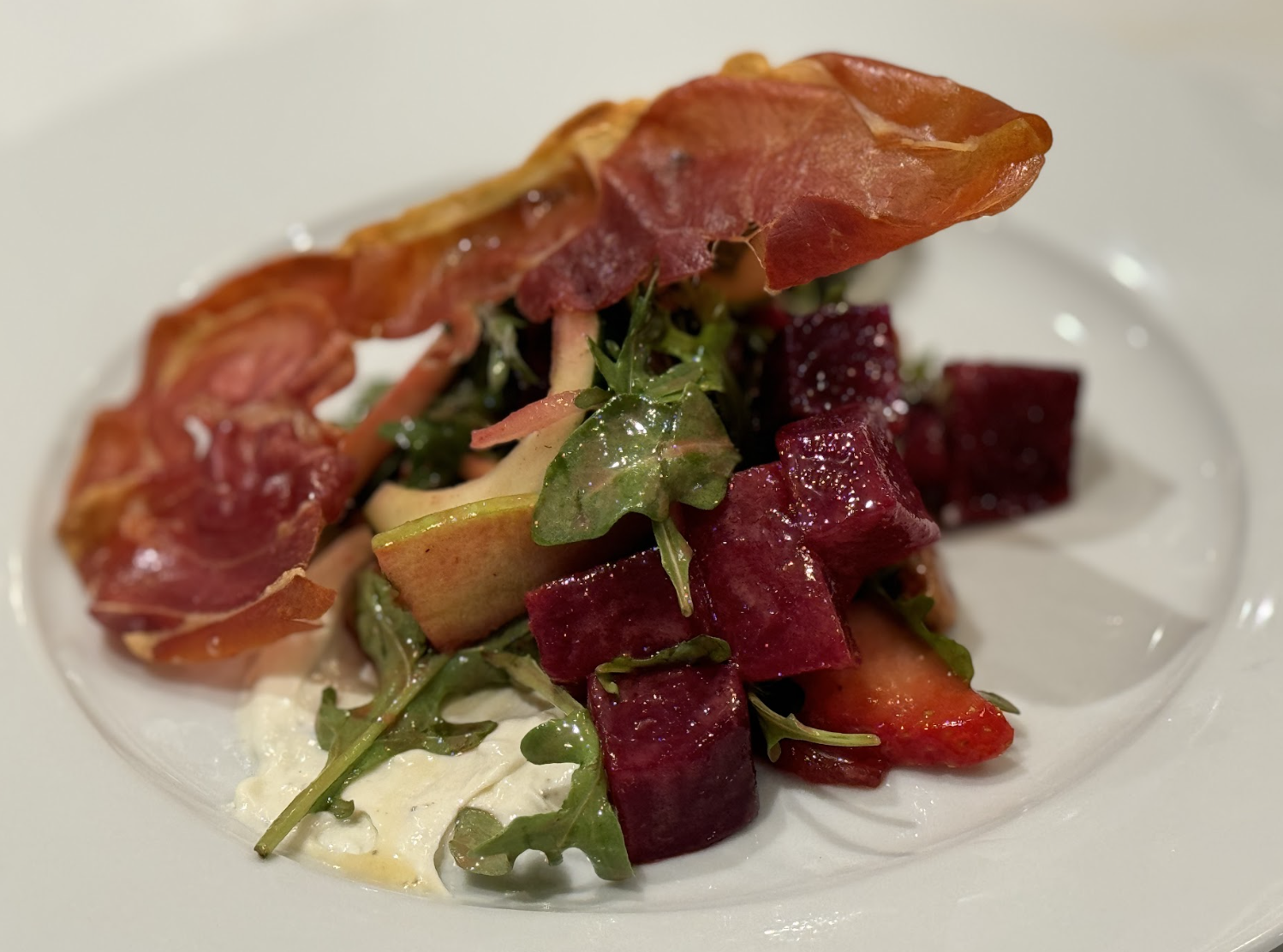 Salad with arugula, beets, apples, and bacon — private chef dish.