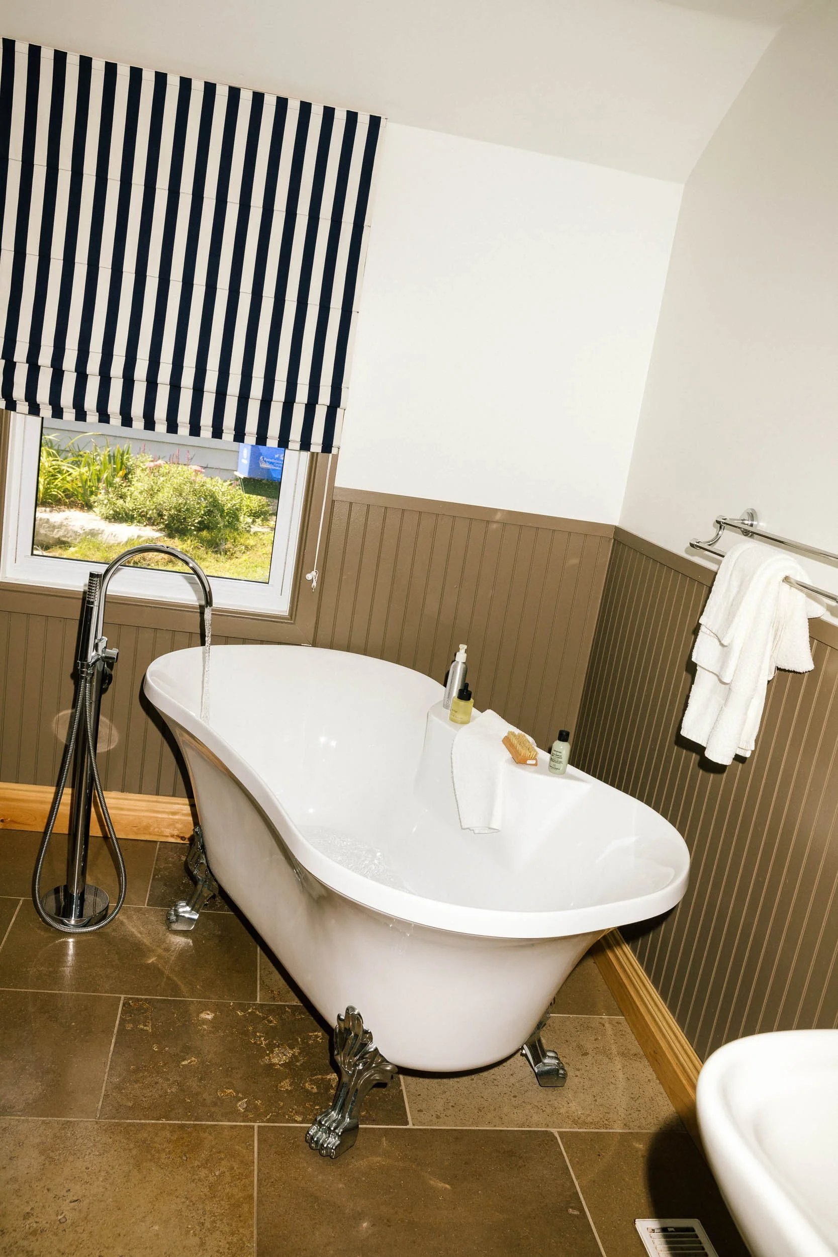 AaronWynia_AW 09-25-24-9197_MutualFriends.jpg