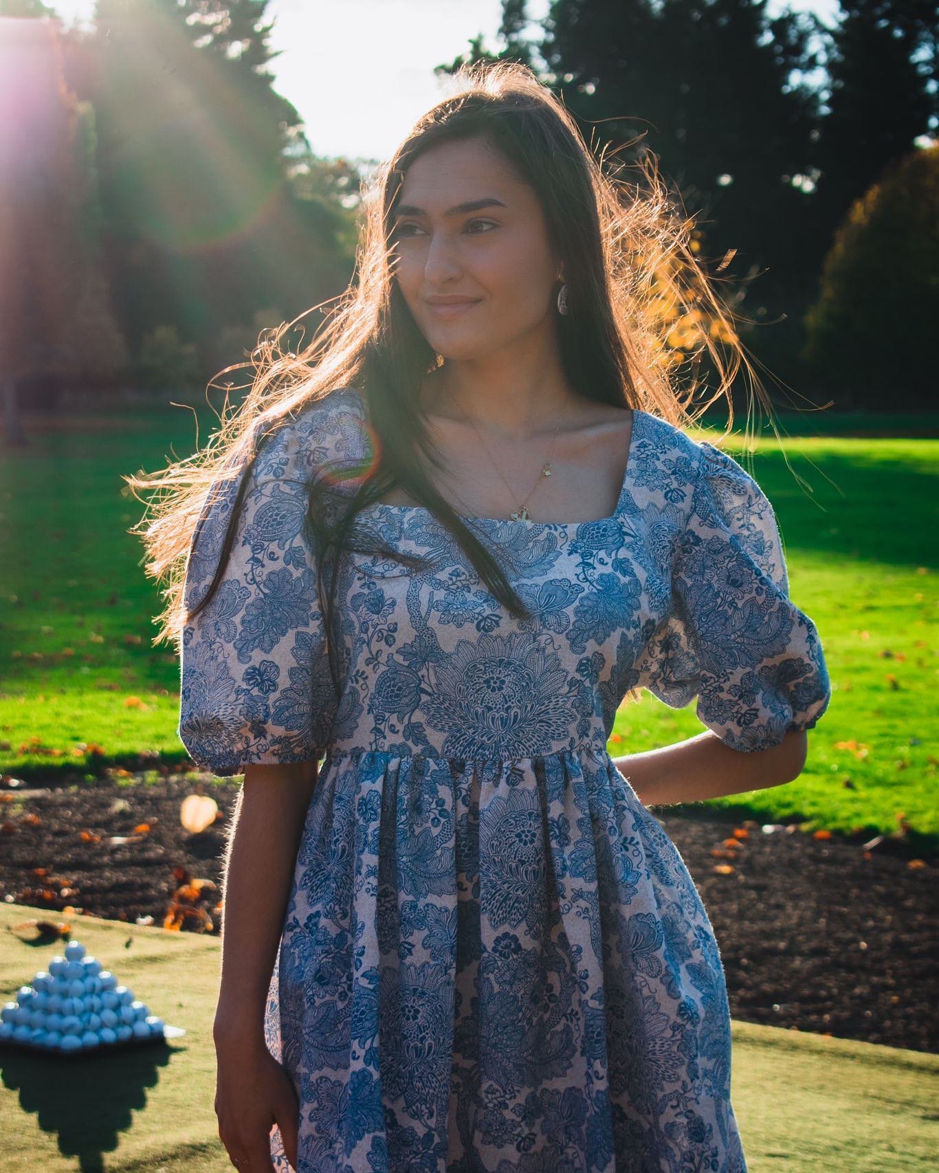 Ploudalm&eacute;zeau is my new favourite 💫

Elegant but also cheeky, this dress is your go to for the season. The cotton gives a cosy touch and the structured shape is there to compliment your silhouette 👯&zwj;♀️

This piece is unique so contact me