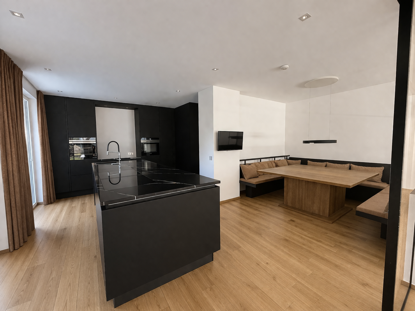 Moderne offene Küchen-Essbereich-Atmosphäre.png