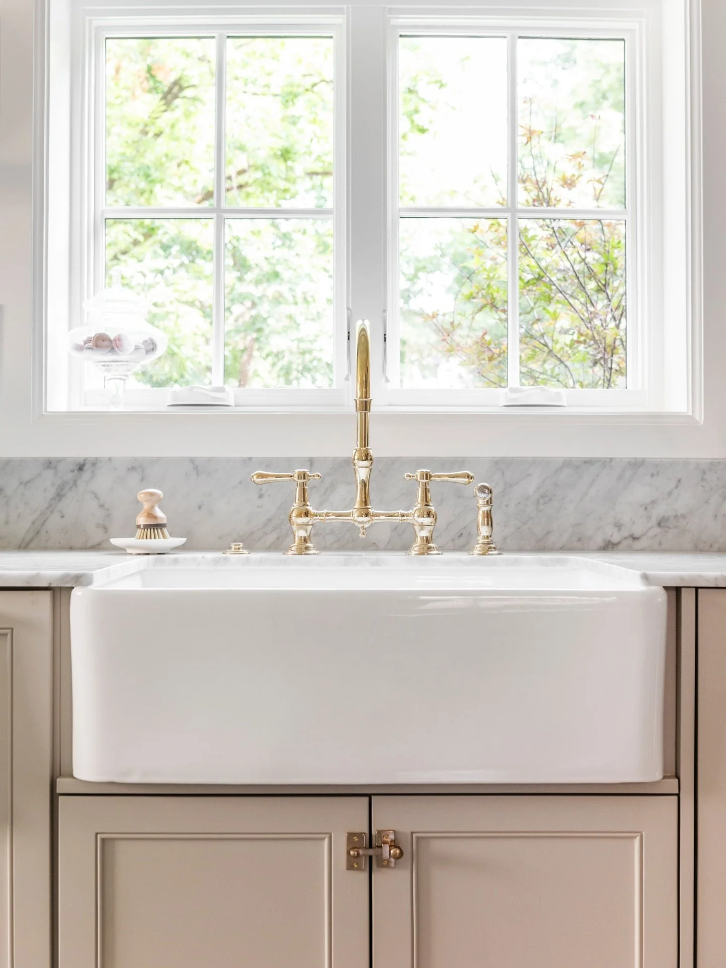 Farmhouse sinks are a fantastic addition to any kitchen, blending style with practicality. With their deep basins and front-facing design, they make washing large pots and pans a breeze. 

These sinks come in various materials, like durable fireclay 