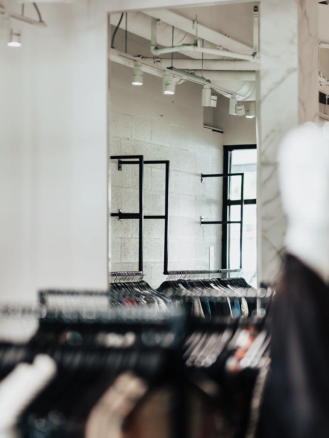 A luxury boutique designed to be experienced.
This space was defined by its unique lighting design, sculptural curved walls, and highly intentional details that guide how clients move, see, and feel within the environment. Every element was carefully