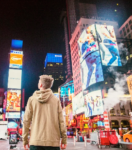 Panel de señalización digital brillante diseñado para captar la atención visual de los consumidores