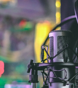 Micrófono en un estudio de grabación. Audiomarketing, mensajes de voz, grabación.