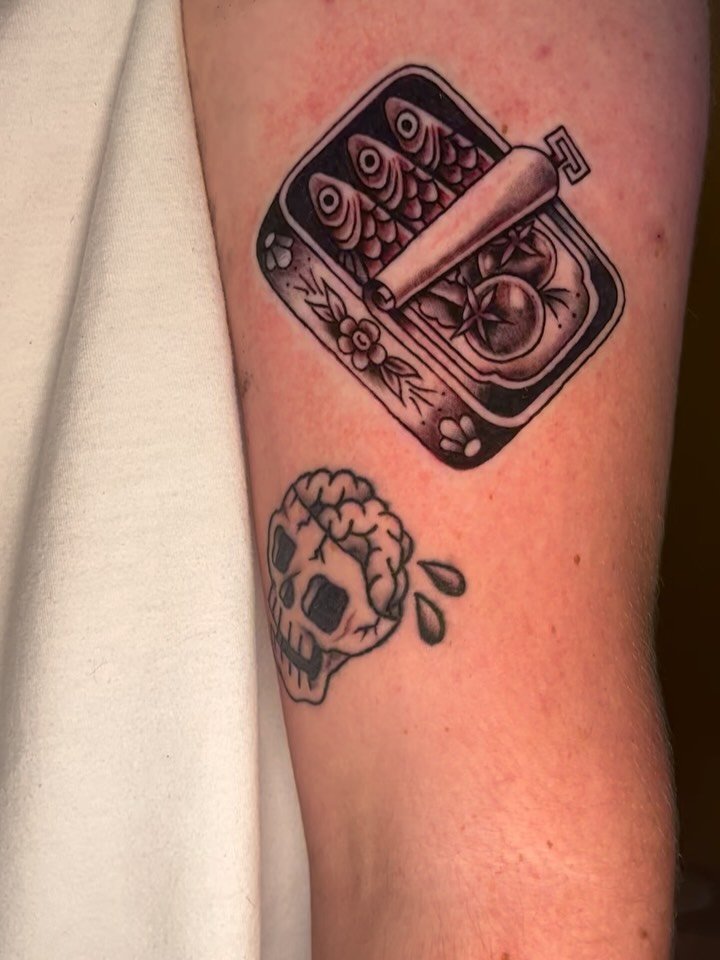 Sardines (plus, a healing brain-skull, about a week and a half old)!! Super fun piece, thanks for the trust 🖤

#sardines #blackandgrey #blackandgreytattoo #foodtattoo #foodietattoo #atlantatattooartist #femaletattooartist #ladytattooer #ladytattooar