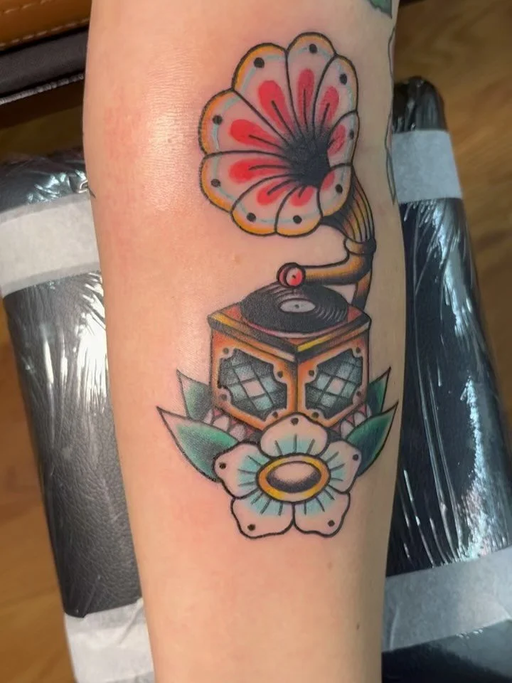 Swipe 👉🏼 to see some more tattoos I made a while back!! 

Gramophone; bat head; lip stick; raccoon taking selfie 

#recordplayer #tradtattoos #colortattoo #blackandgreytattoo #atlantatattooartist #atltattoos #atlantatattoo #femaletattooartist #lady