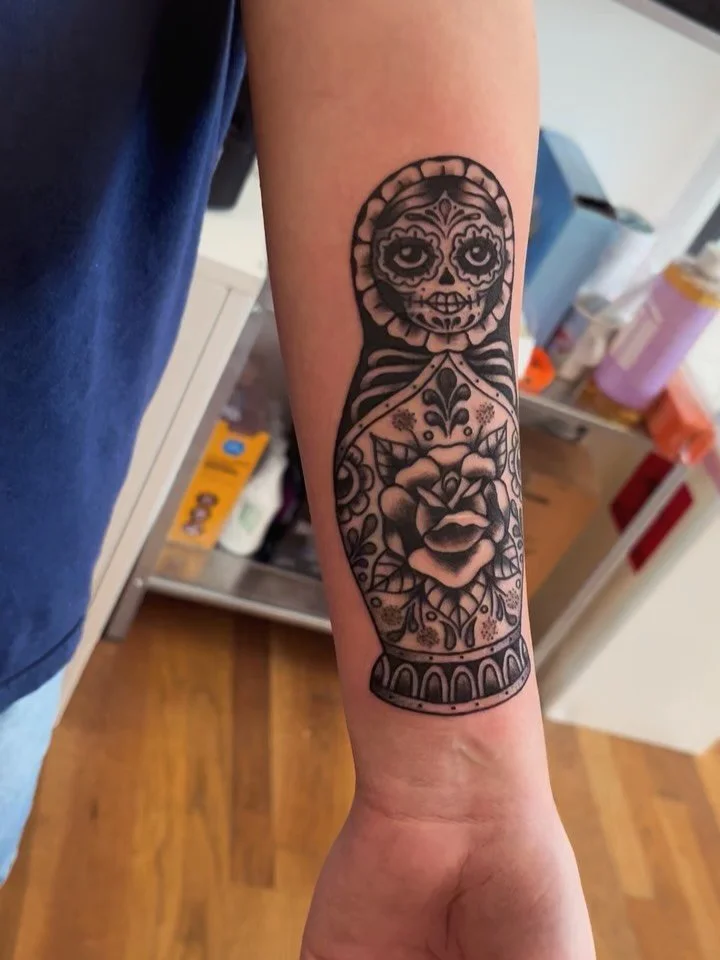 Sugar Skull Nesting Doll 🖤 

#sugarskullmakeup #sugarskulltattoo #sugarskull #nestingdolls #blackandgreytattoo #traditionaltattoos #mexicantattoo #atlantatattooartist #femaletattooartist #ladytattooers #atltattoos