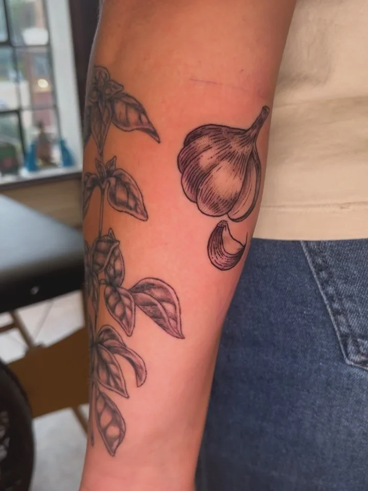 Garlic added to a marinara sauce sleeve in progress 🤤 plus healed basil!! Gonna go eat some pasta now!!

#foodtattoo #garlictattoo #blackandgreytattoo #illustratedtattoo #atlantatattooartist #atlantatattoo #ladytattooers #femaletattooartist
