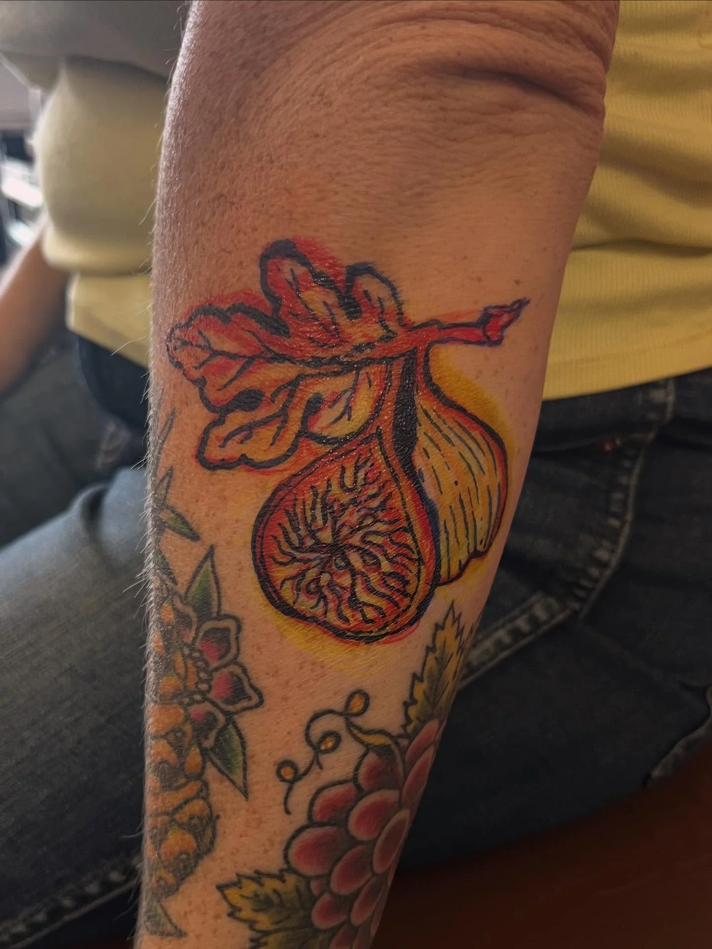 Freehand Figs to add to Jessica&rsquo;s fruit collection!! Thank you, as always ☺️ 

Meanwhile, Fruit of the Loom definitely had a cornucopia back in the day, but what do you remember??

#fruittattoo #foodtattoo #colortattoo #femaletattooartist #lady