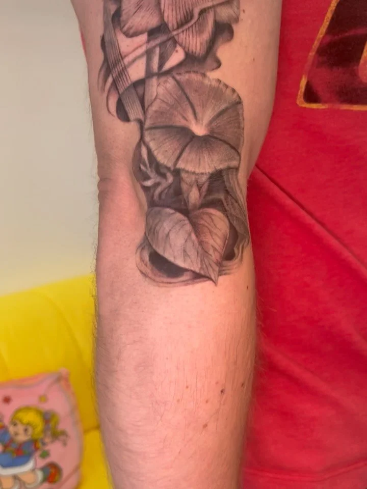 Some fresh, some healed on Nick&rsquo;s floral sleeve. Each flower represents a member of his family 🥰 Thank you for placing your trust in my abilities, especially since this is not my usual style!! 

#blackandgray #blackandgrey #blackandgreytattoo 