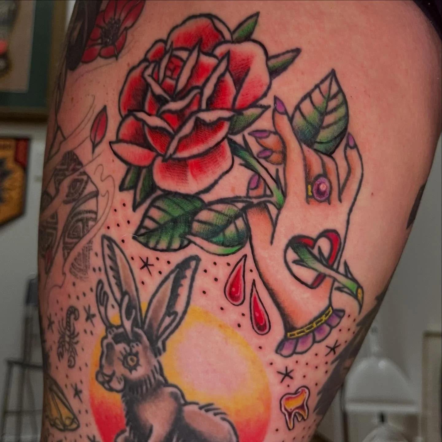 Some fresh, some healed on one of my OG clients ❤️ plus a gold tooth and filler. Thank you for the trust, as always!!! 

#tradtattoos #traditionaltattoos #americantraditionaltattoo #ladytattooers #femaletattooartist #colortattoo #rosetattoo #toothtat