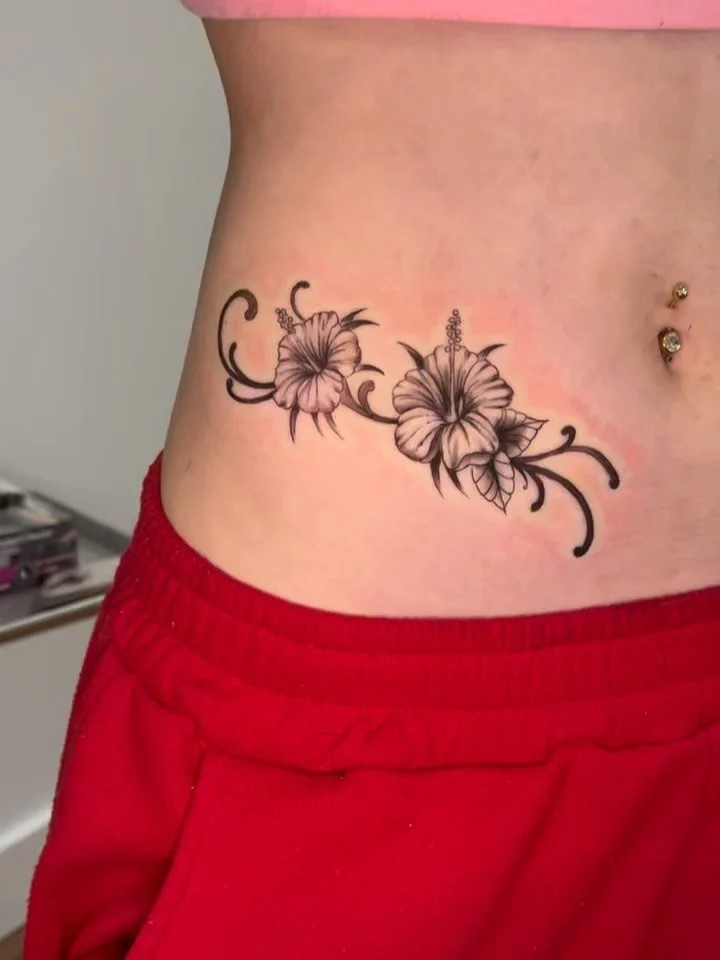 Baby&rsquo;s FIRST tattoos 🌺🌺 Yes, you read that right, and she sat like a champ the whole time, too!!

#hibiscustattoo #blackandgreytattoo #femaletattooartist #atlantatattooartist #floraltattoo
