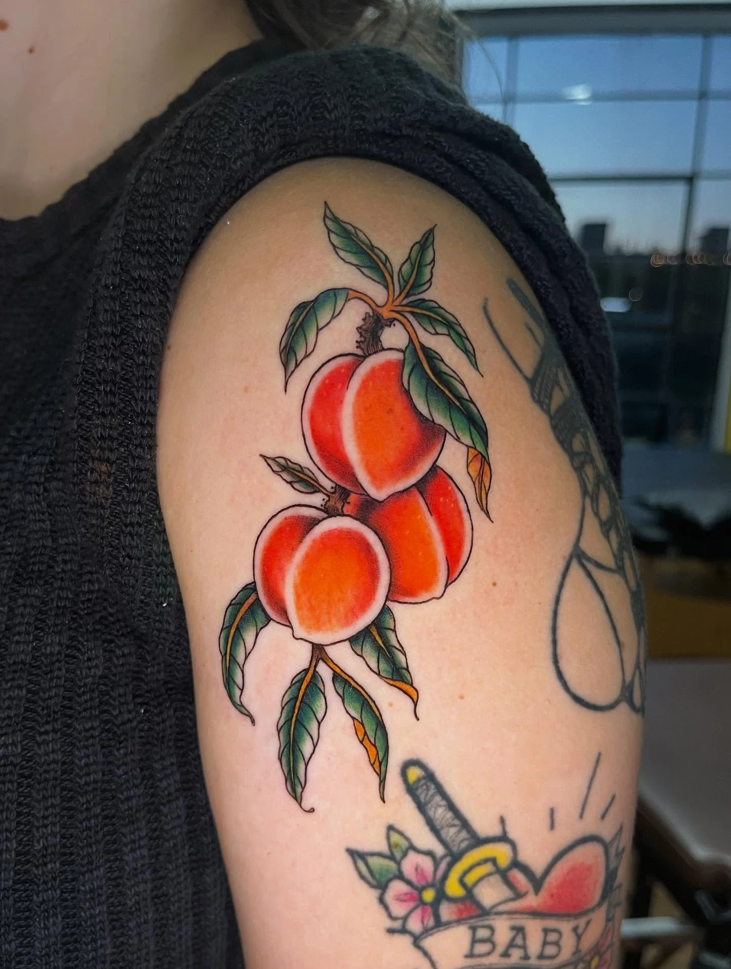 Peaches for Ari from today!! You can take a girl out of the South, but you can&rsquo;t take the South out of the girl 🍑 

#peachtattoo #atlantatattoos #atlantatattoo #atltattoos #southern #fruittattoo #colortattoo #ladytattooers #femaletattooartist 