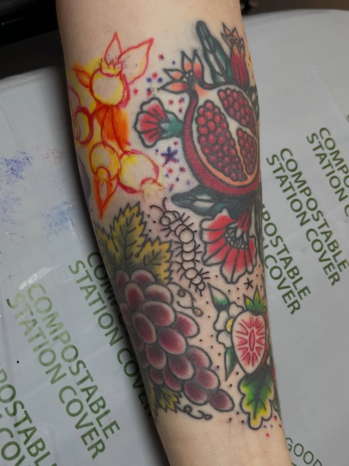 Drawn-on fruit and buggies to wrap up this fruit-themed half sleeve for Jessica!! 

#freehandtattoo #fruittattoo #traditionaltattoos #femaletattooartist #atlantatattooartist @foodie.tattoos