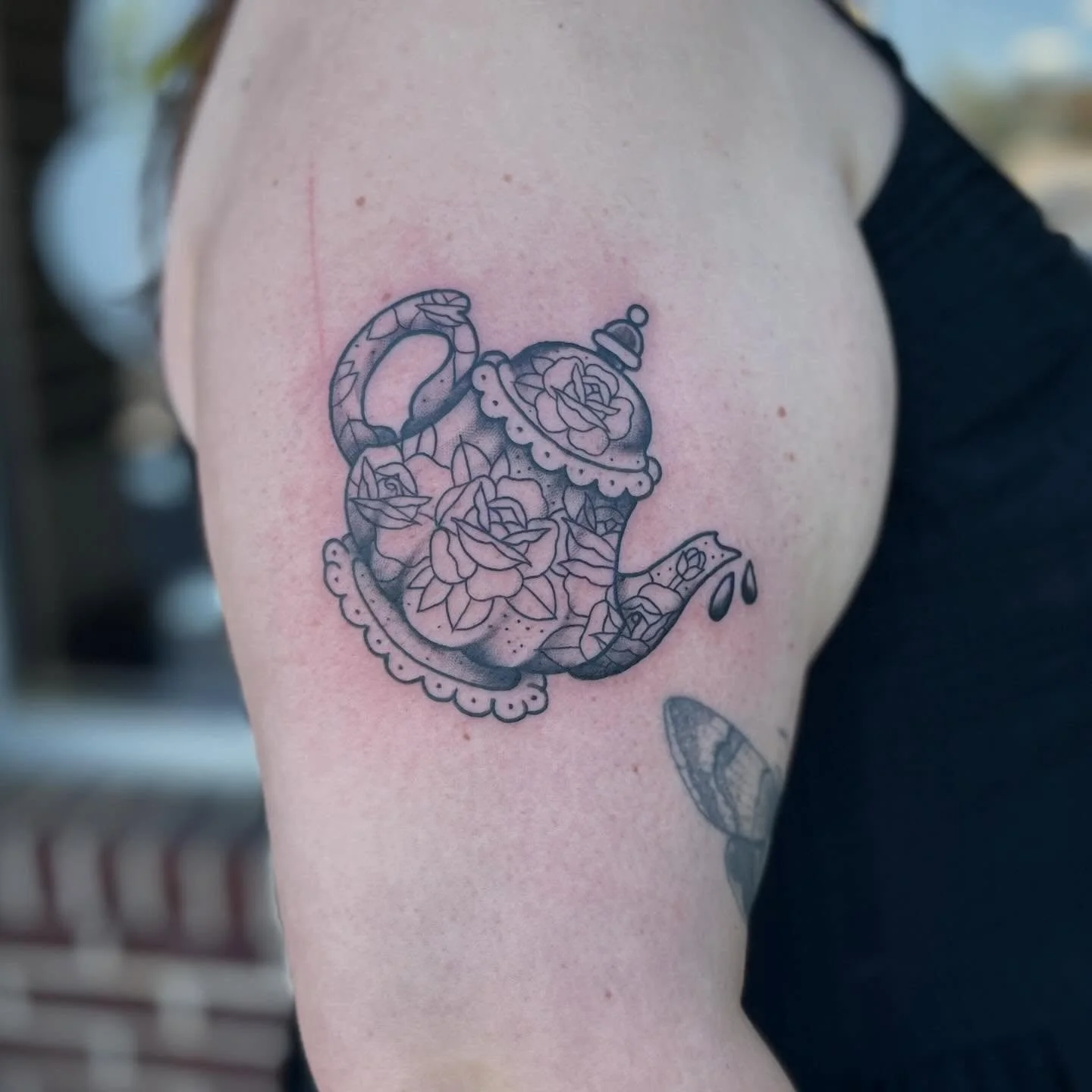 Tea time 🫖 Any opportunity to sneak mini tattoos into a design will be taken 😗 

My first tattoo in the new shop!! I&rsquo;ve got a good feeling about this summer 🌞

#blackandgreytattoo #tradtattoos #femaletattooartist #teatime #americantraditiona