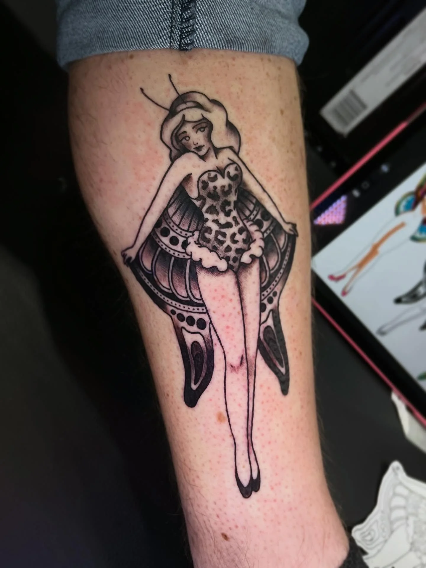 Black and grey fairy from earlier this year!! 🖤🩶 

#blackandgreytattoo #pinuptattoo #femaletattooartist #americantraditionaltattoo #fairytattoo