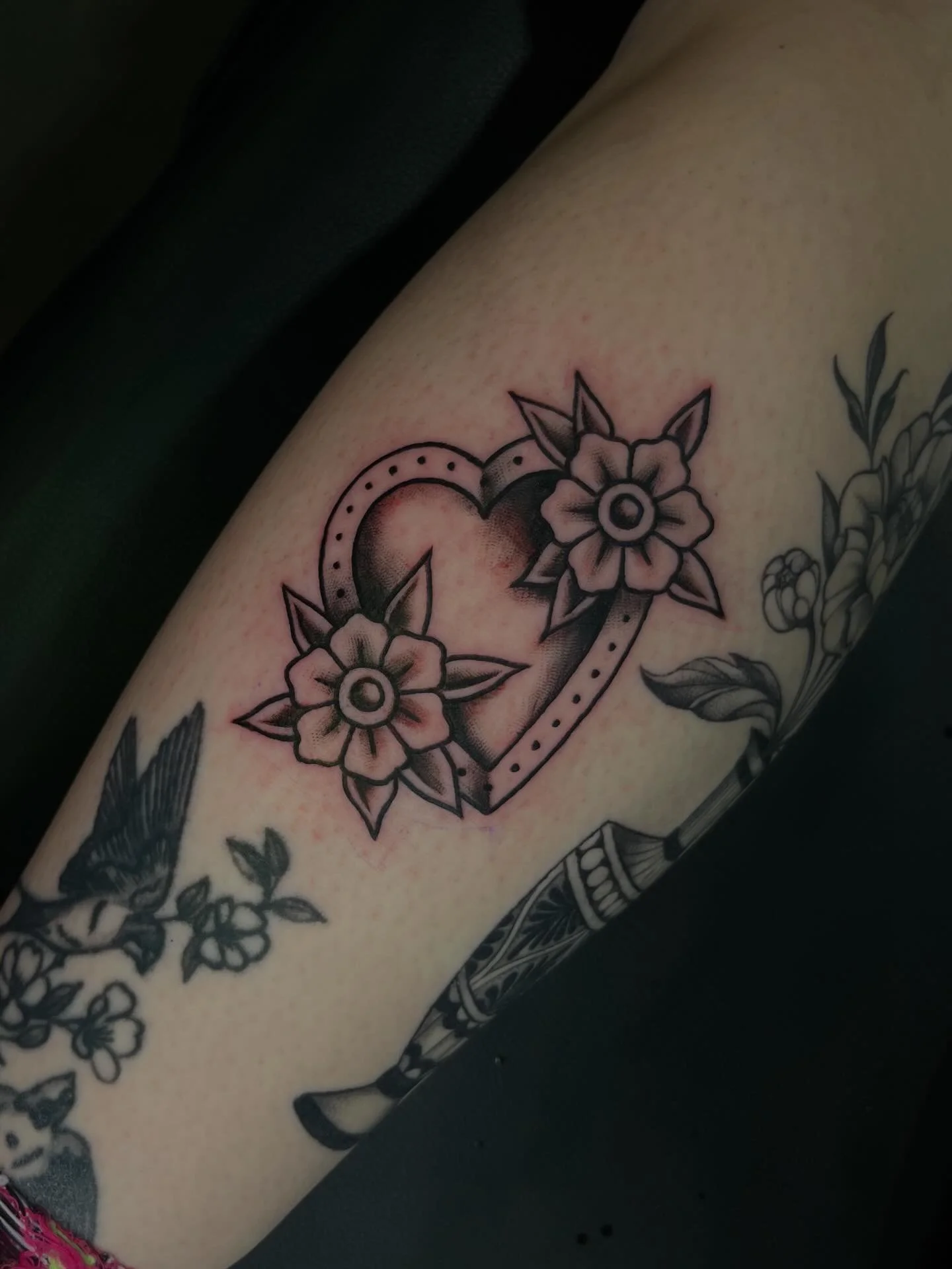 Black and grey traditional heart with flowers from a while back 🖤

#blackandgrey #blackandgreytattoo #traditionaltattoo #femaletattooartist #tattooflash
