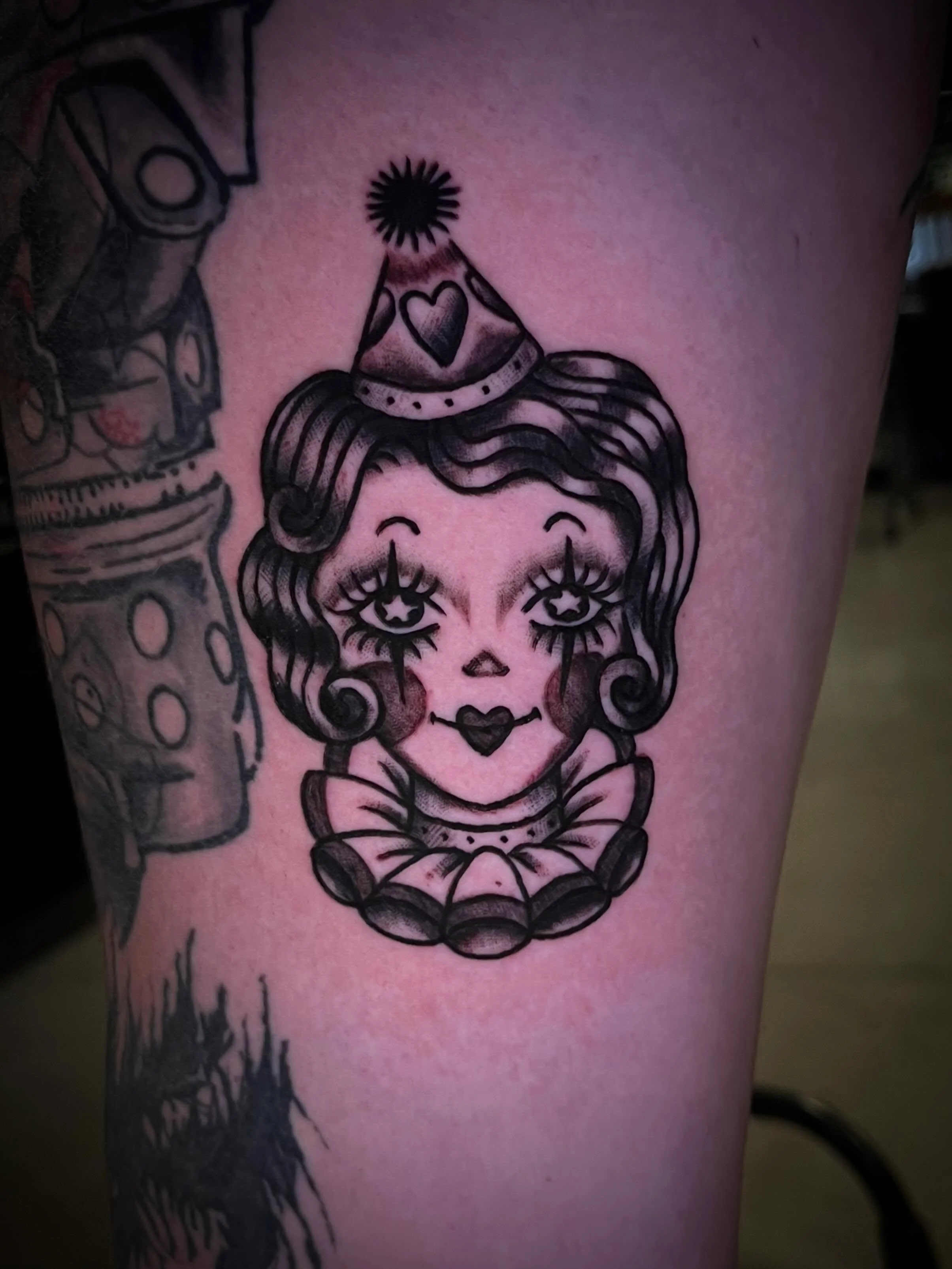 Lady Love Clown!! She turned out so cute ☺️ 

#ladyfacetattoo #clowntattoo #femaletattooartist #atlantatattooartist #blackandgreytattoo