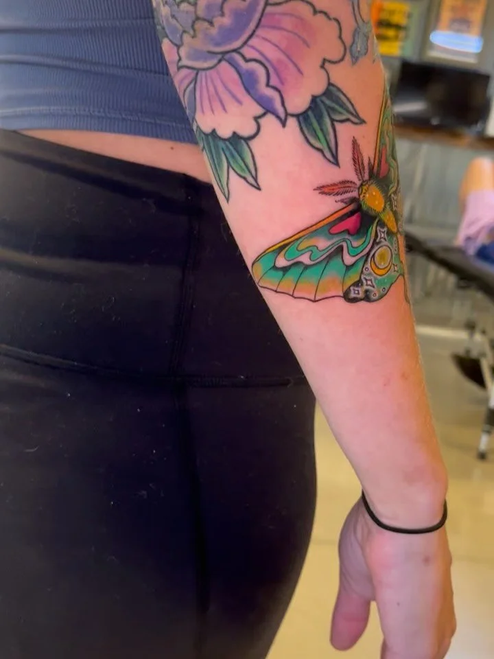 Luna moth for Ashley!! 🌝 

#femaletattooartist #ladytattooers #colortattoo #lunamothtattoo #bugtattoo