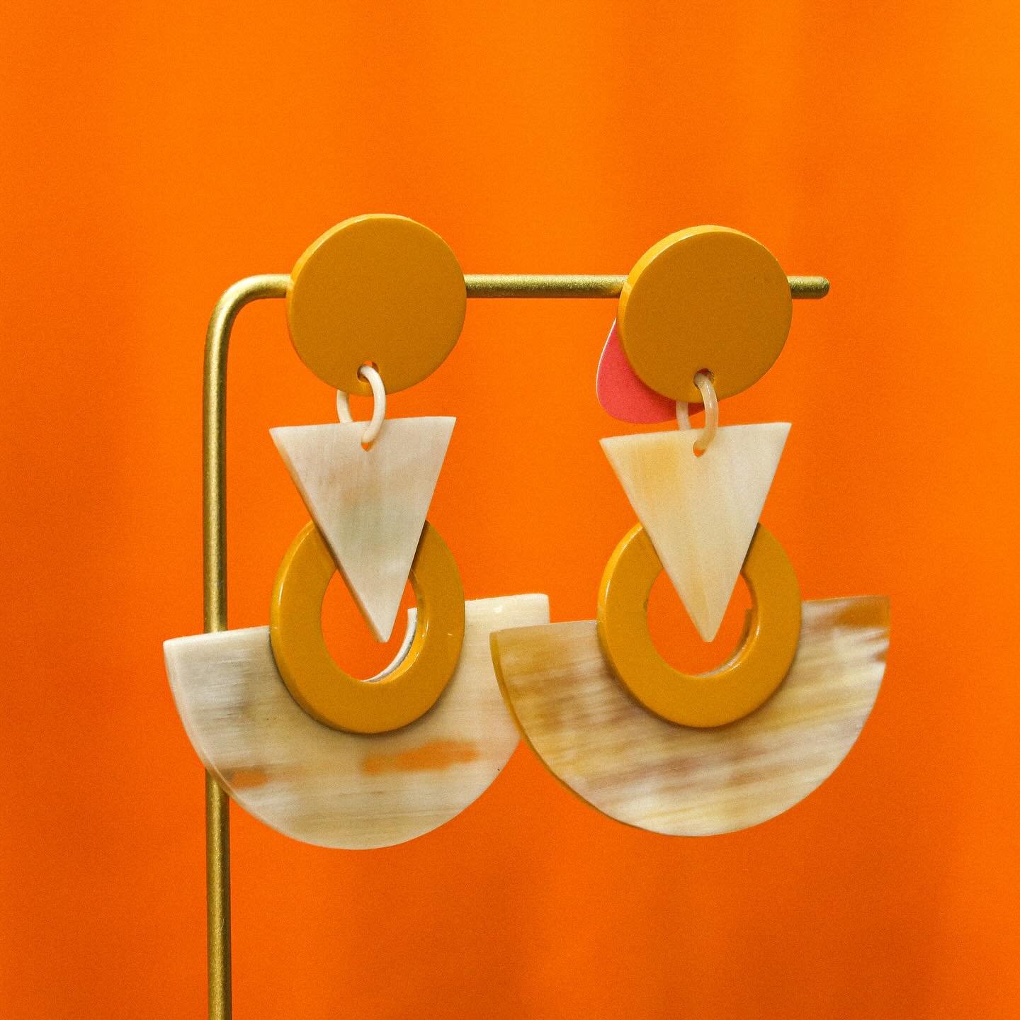 ☀️ Y para este domingo con tanto sol y cosas bonitas: estos dos pendientes preciosos, ambos a 39€
☀️ And for this Sunday with so much sun and beautiful things: these two beautiful earrings, both at €39
#marbella #earrings #beachclub #med