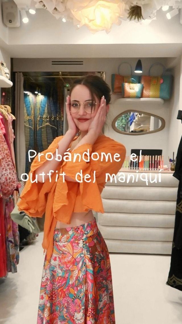 Probándome el ouftit del maniquí 🥭
Uno de nuestros boleros en naranja 🍊, el bolso Baguette en verde 🥑 y una de las faldas Jeanette a juego
Ya sabes dónde estamos…
📍Calle Nueva 3, Marbella
Trying on the mannequin&rs