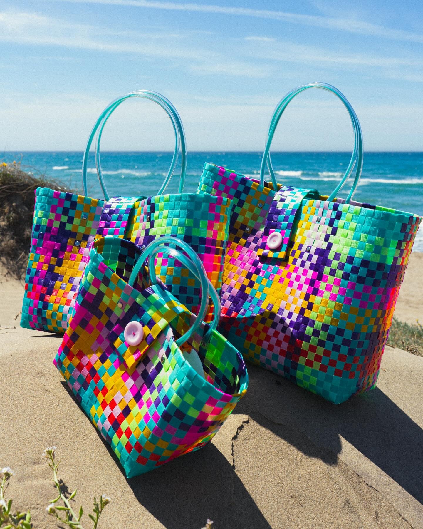Chicas! Preparad las toallas, bikinis y cremas solares que arrancamos temporada de playa con estos capazos impermeables tan divertidos ⛱️
Y tan divertidos son que los tenemos en más colores
Capazo Capri grande: 59€
Capazo Capri mediano: