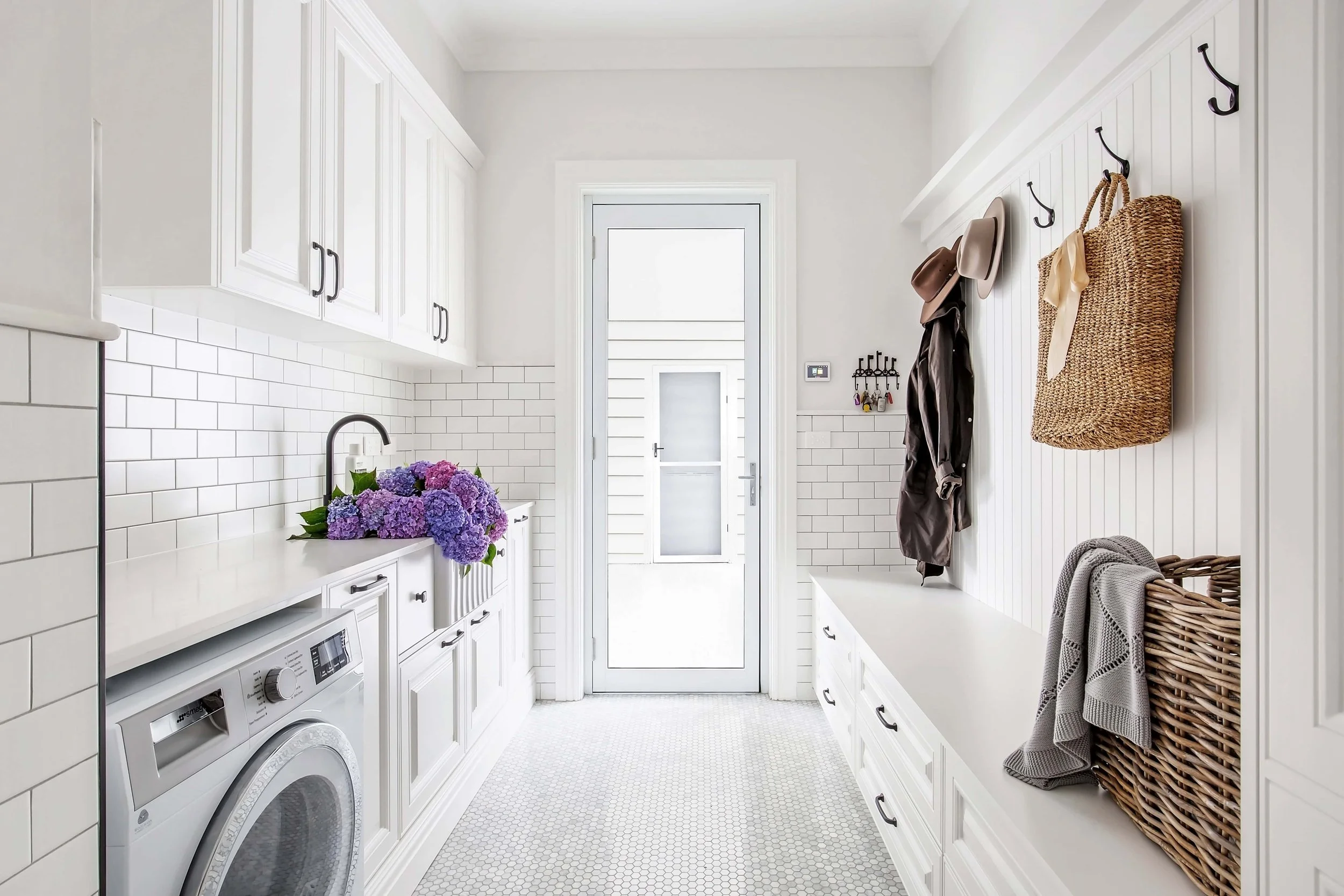 Why Farmhouse-Style Homes Are Perfect for Modern Living. — Straightline ...