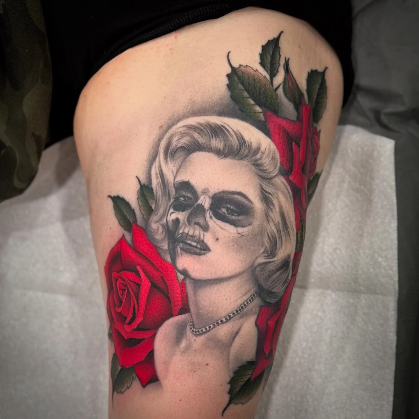 Marilyn and roses, done by @meagma 
#marilynmonroe #monroe #rosetattoo #marilynmonroetattoo #legtattoo #nanaimotattoo #nanaimo #tattooartist #vancouverisland #vancouverislandartist