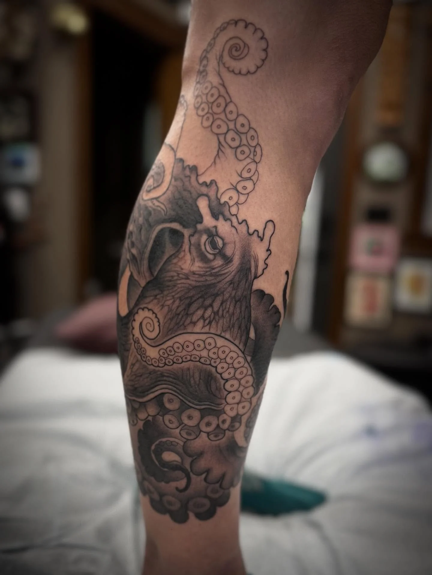 Progress by @meagma on this giant pacific octopus for @littlebrrmaid 🖤 check out the last pic if a GPO shaking arms with her!! #tattoosbymeag 

‪#nanaimo #bc #canada #vanisle #vancouverisland #vanisle #vancouver #art #artist #tattoo ‬#bluenosetattoo