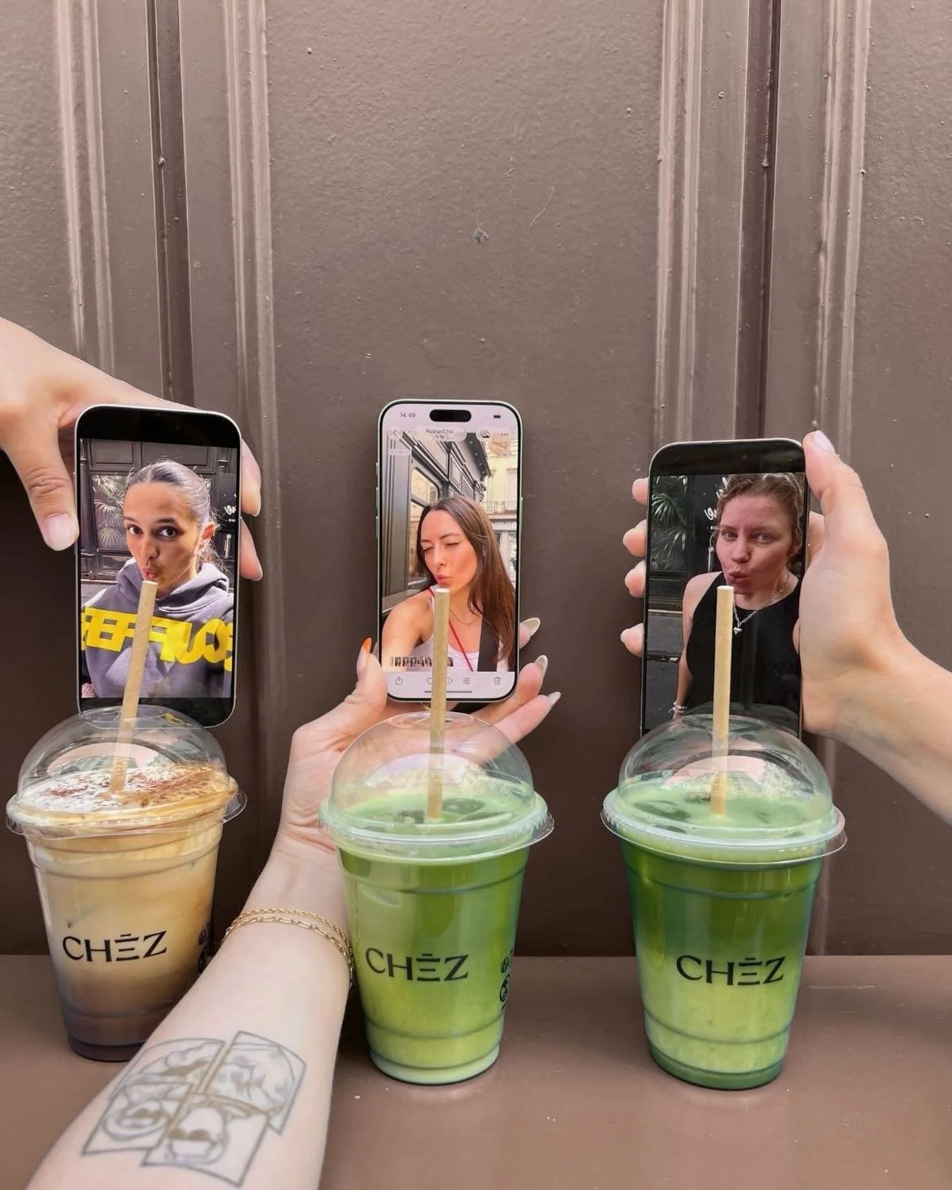 Entre deux shoots, on recharge en matcha&hellip;

Mood du jour : matcha, team &amp; creativity🤎🌱

#agencedecommunication #socialmedia #agencedigitale #viral matcha