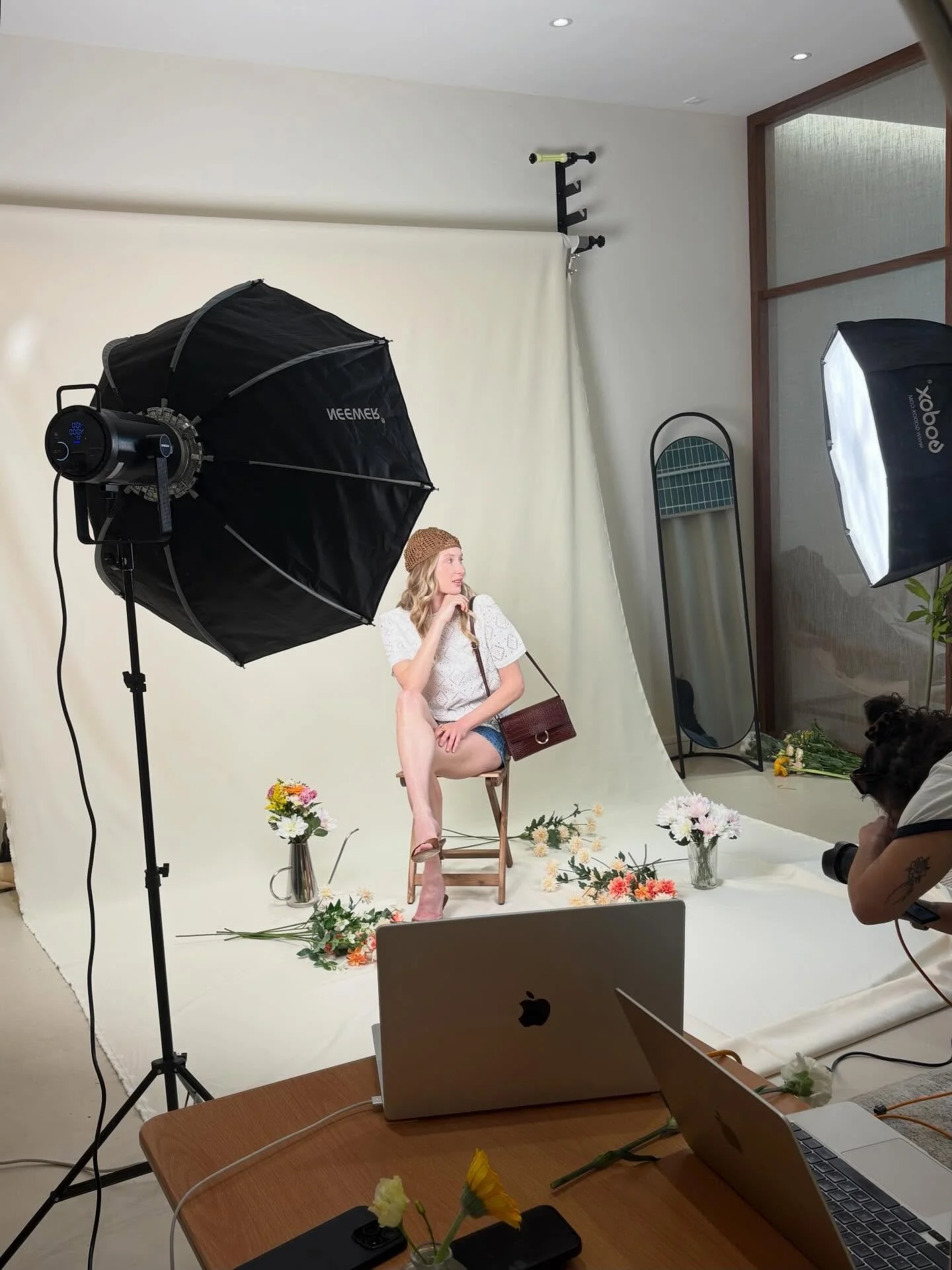 Au c&oelig;ur du shooting de la nouvelle collection @it.hippie 🌸💗🌞