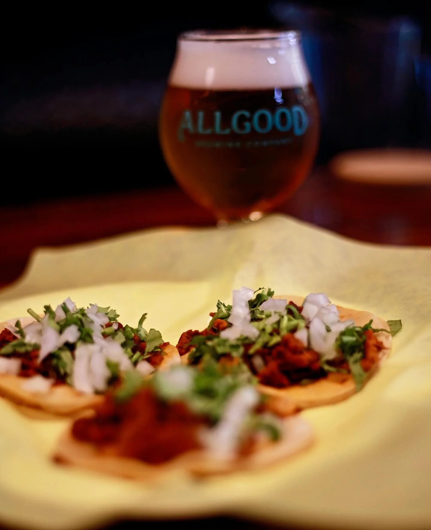 A legendary combo, try Al Pastor tacos from @taqueriabravostaco and an Entre Compas Mexican lager from @allgoodbrewingco. This beer is a tribute to
Nick Herrera, Portland&rsquo;s first Mexican American brewery owner. There is no way you can go wrong 