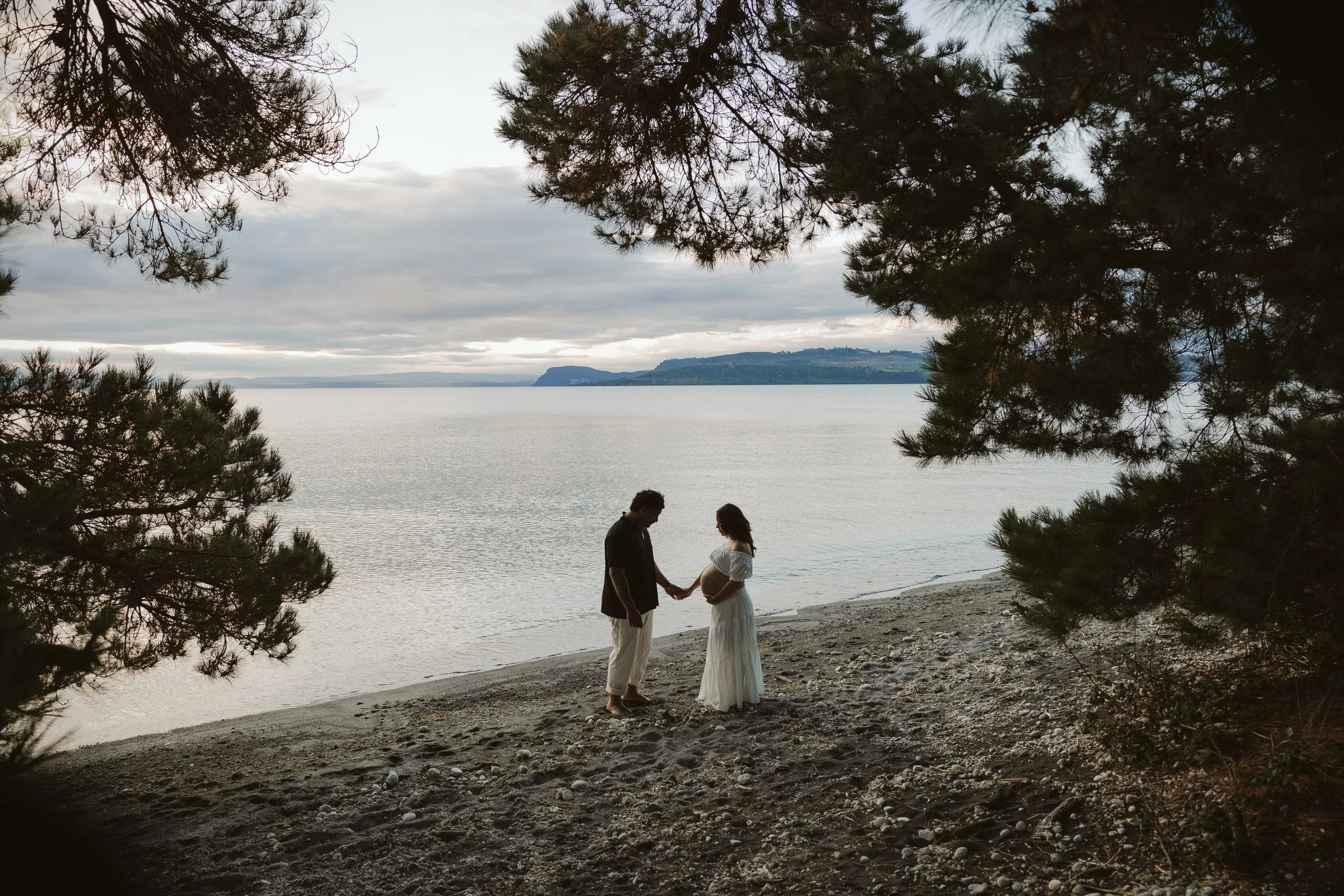 Jessica Lee Photography, Maternity Photo on the lake, Taupo