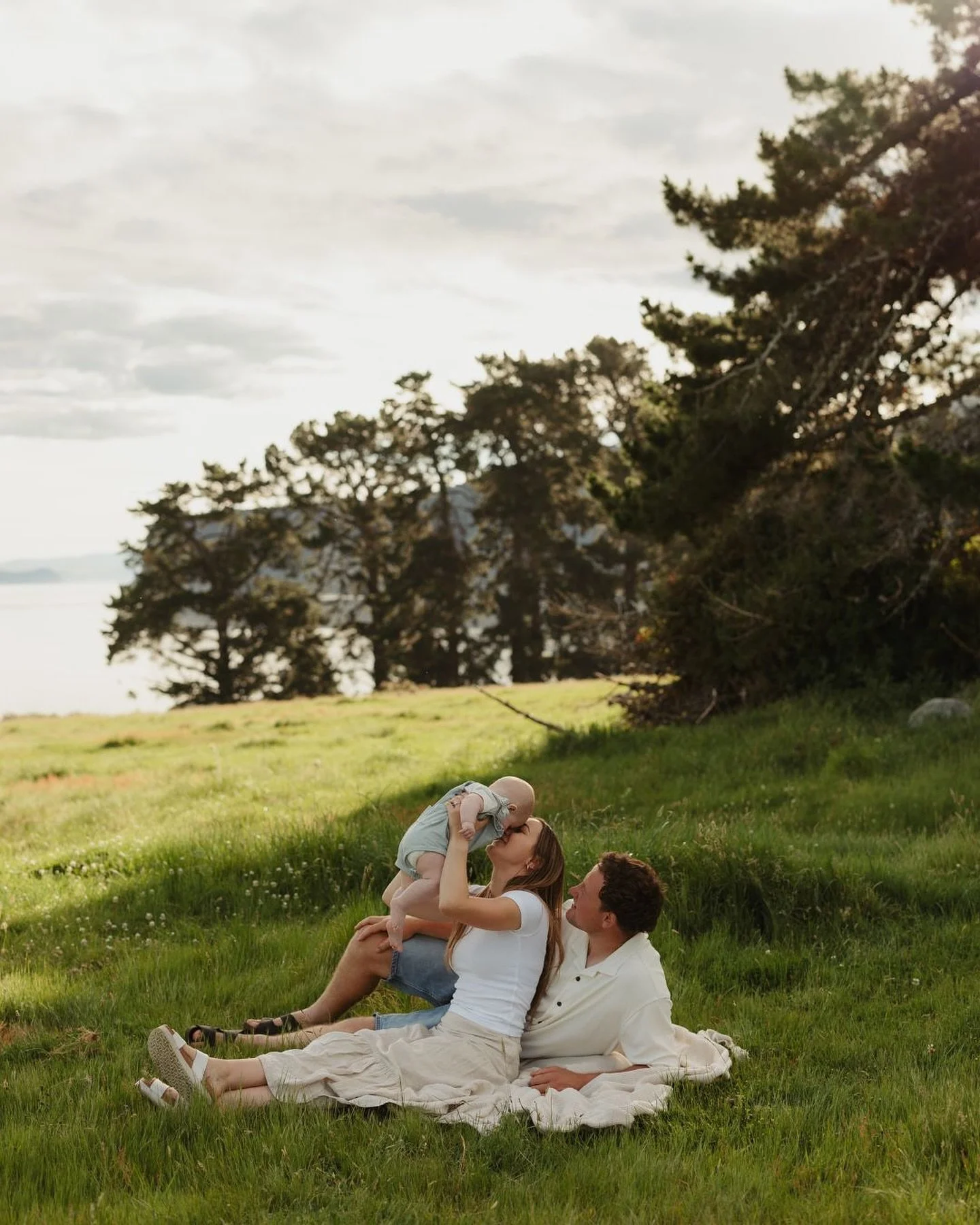 The Guise Family&hellip;

Moments to remember&hellip; allowing space to just be&hellip; ❤️

#familyphotos #nzphotographer #taupophotographer #familyportraits #taupo #familyphotographertaupo