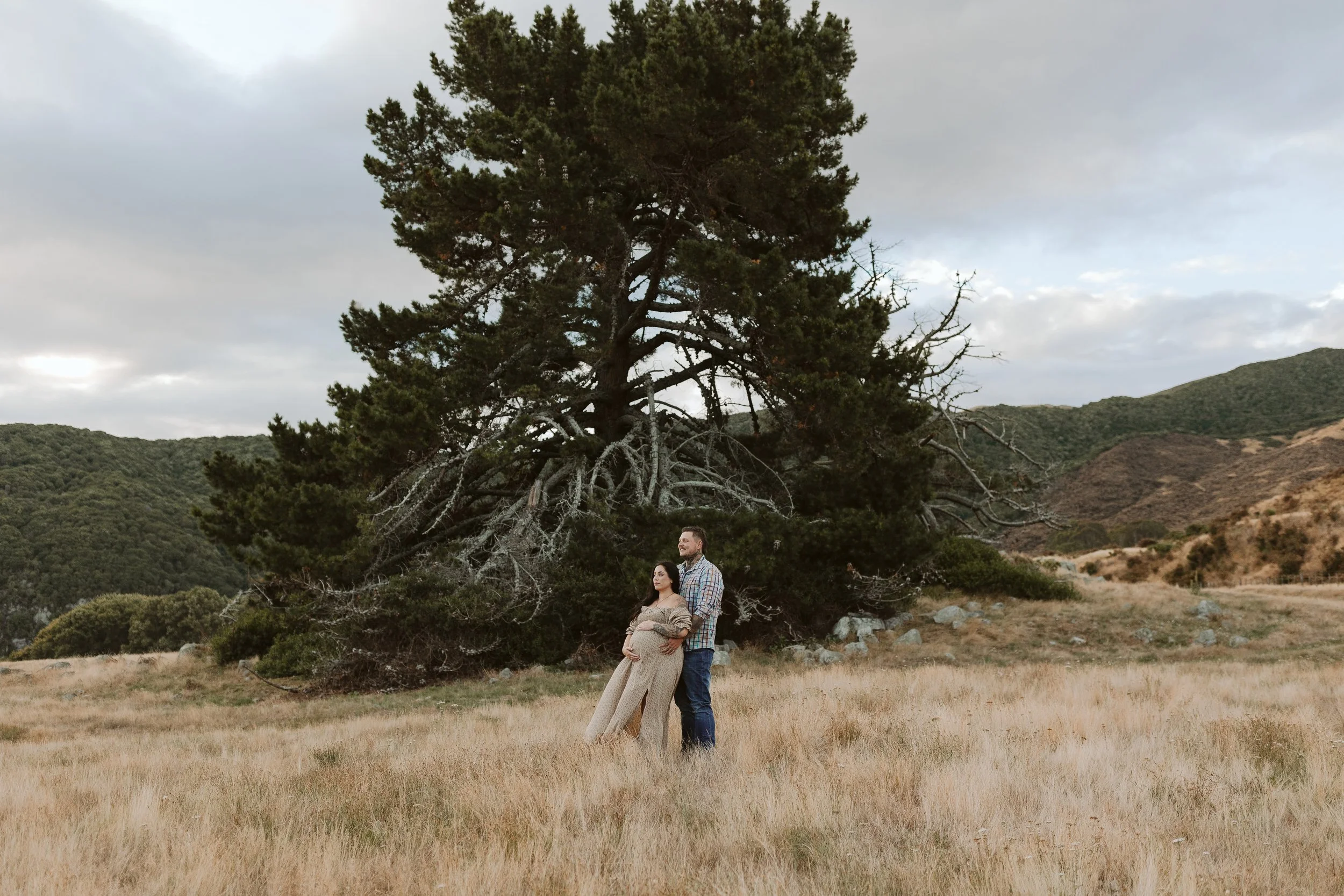 Maternity Photos, Taupo, Outdoor Pregnancy Sessions, couple in field 