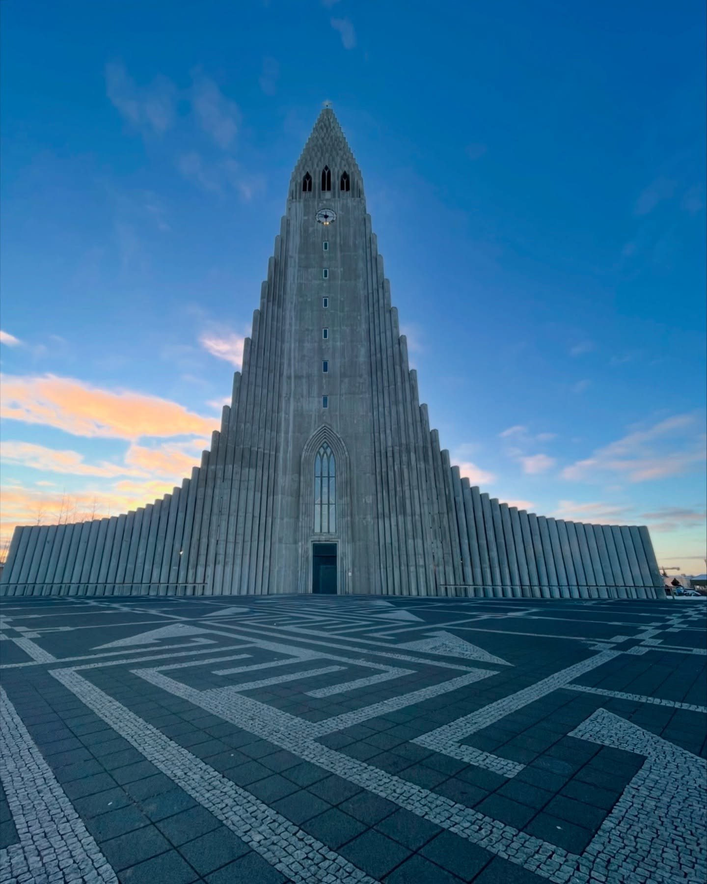 Soaring high above Reykjav&iacute;k&rsquo;s skyline is Hallgr&iacute;mskirkja, Iceland&rsquo;s most iconic church and a must-see when visiting the capital.
Designed by Gu&eth;j&oacute;n Sam&uacute;elsson, the church&rsquo;s dramatic facade was inspir