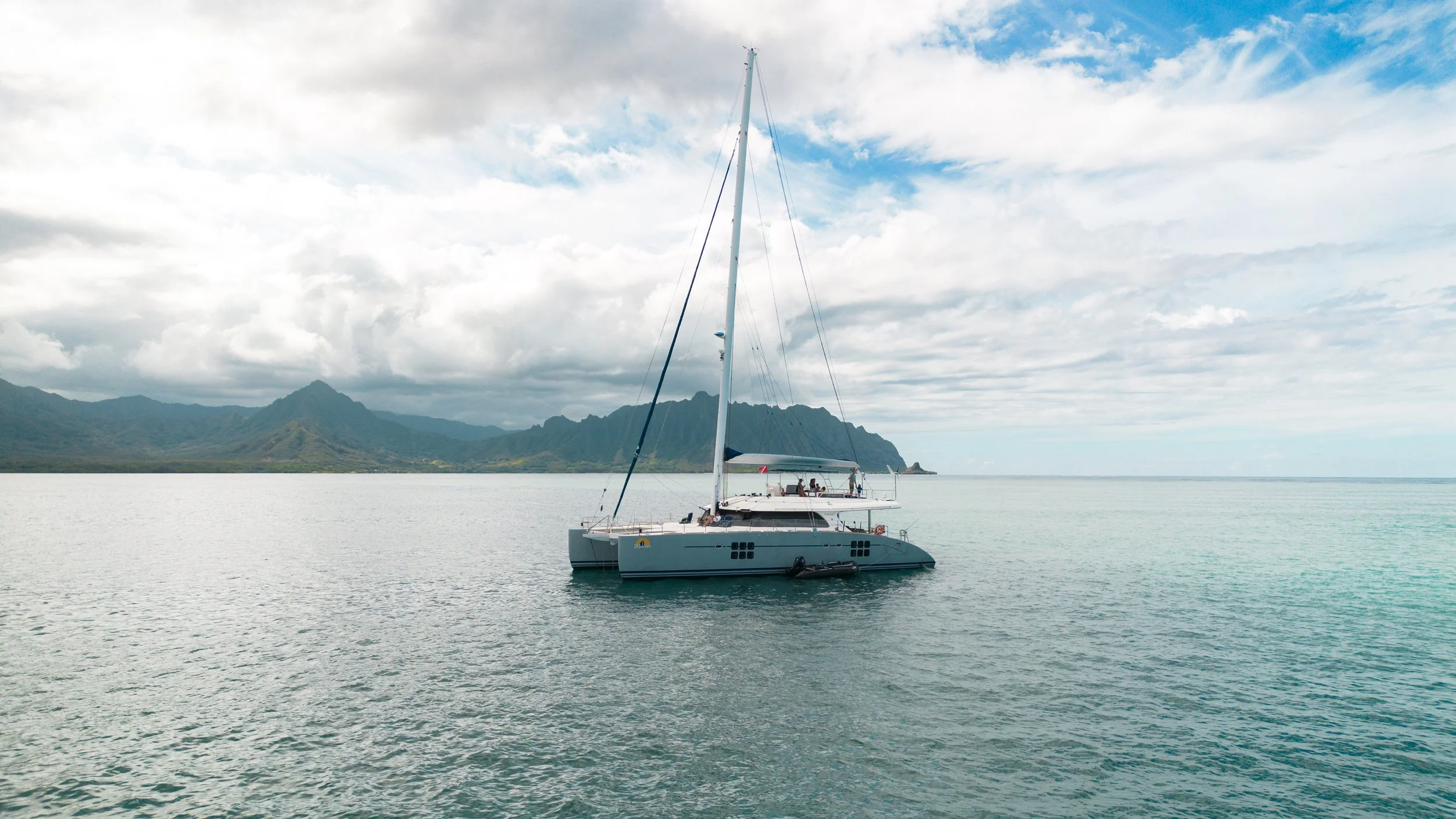 Discover Oahu’s Iconic Bays: A Charter Guide on Sailing Yacht Mulan 