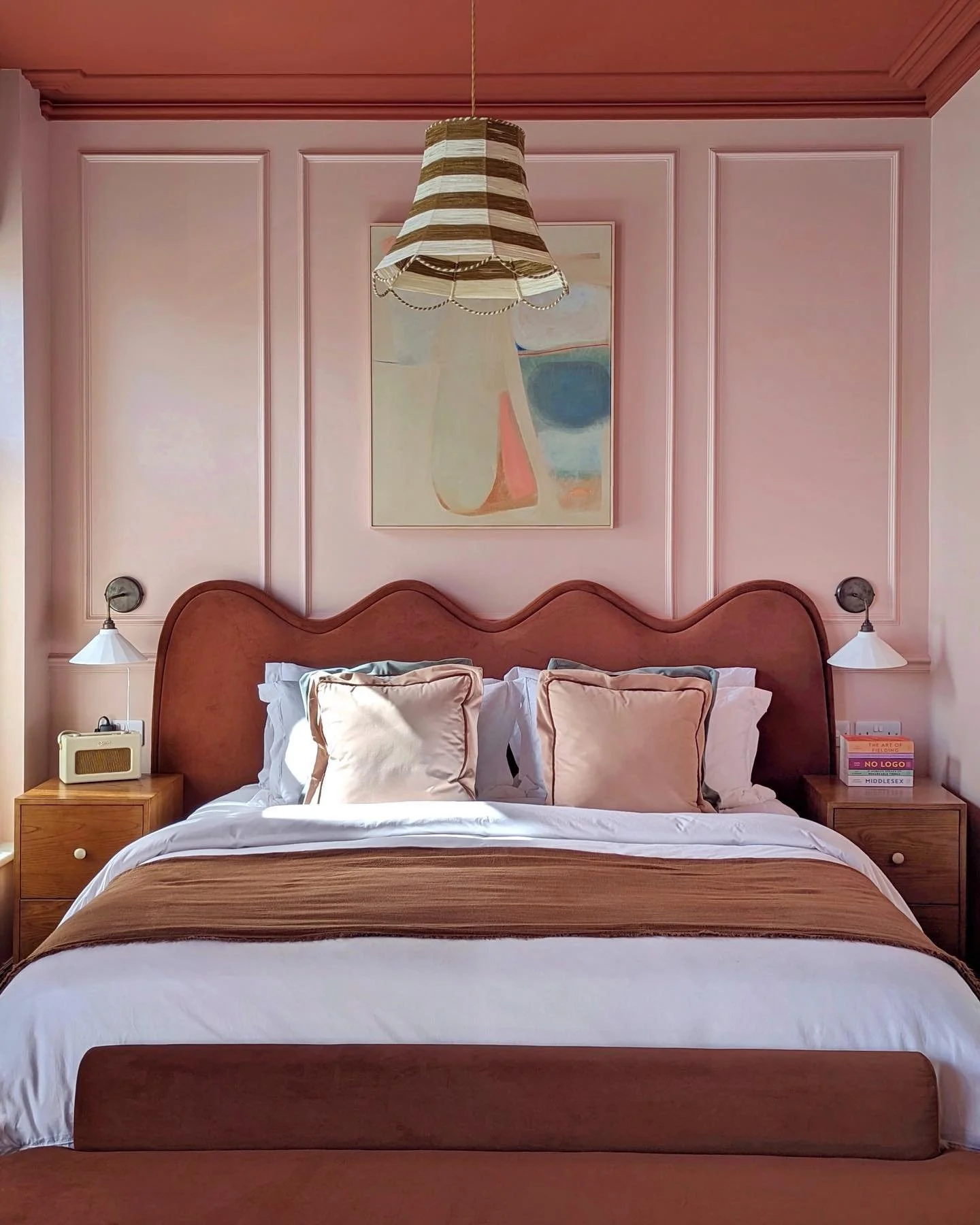 I stumbled upon this incredibly beautiful hotel ... and I think it's where all dreams come true. I mean...the entire place seems to be not only impeccably designed, but all in shades of PINK🌸🎟️🎀💕 (which is my favorite)!!! A stay at @margatehouseh