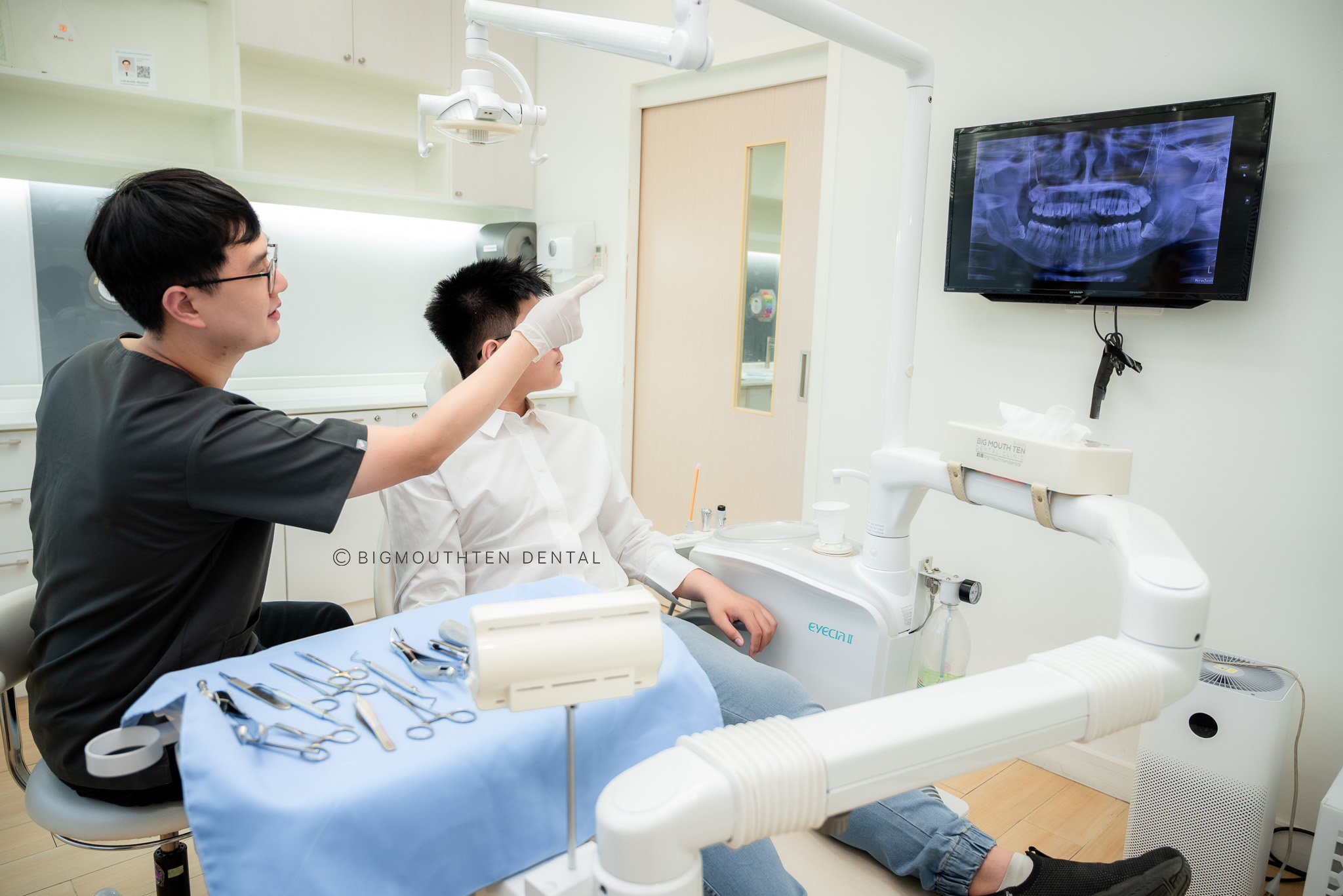 คุณหมอศัลย์ แนะนำ และอธิบาย แผนผ่าฟันคุด ที่ Bigmouthten เชียงใหม่ 