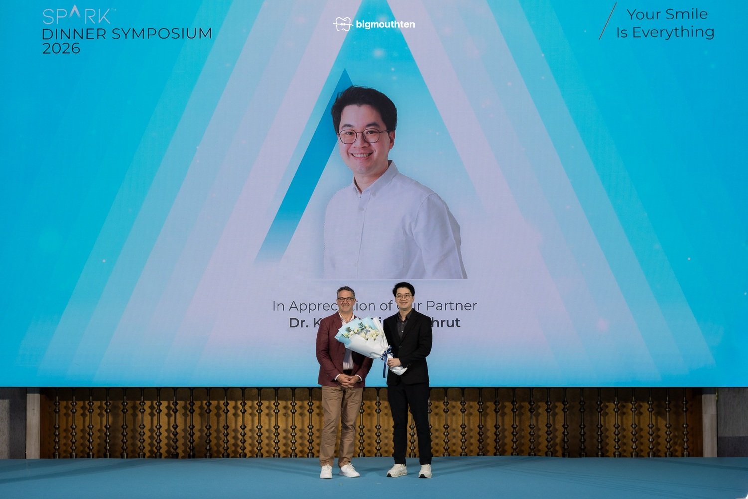 รศ. ทพ. ดร. คณิช ตรีภูวพฤทธิ์ ได้รับการแสดงความขอบคุณในฐานะผู้ร่วมบุกเบิกการใช้งาน Spark ในประเทศไทย