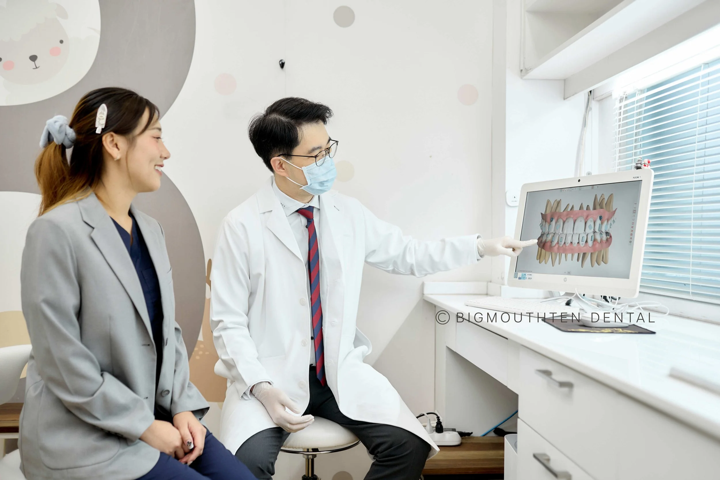 Multidisciplinary dental team discussing personalized treatment plan at Bigmouthten Dental Clinic, Chiang Mai