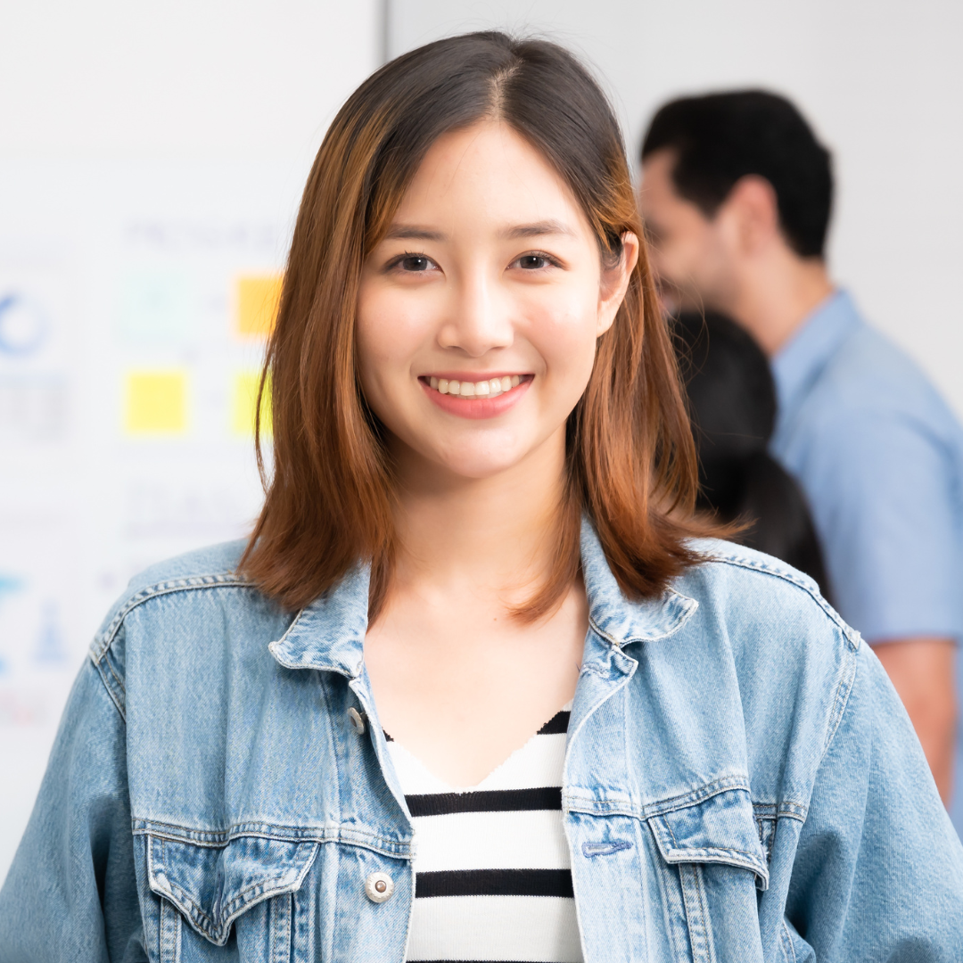 ผู้หญิงยิ้มอย่างเป็นธรรมชาติ ภาพประกอบบทความจัดฟันร่วมกับผ่าตัดขากรรไกร