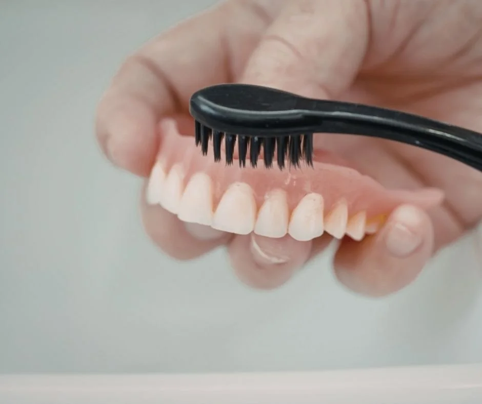 ข้อควรระวังขณะล้างฟันปลอม ควรมีภาชนะรองรับเพื่อป้องกันตกแตก