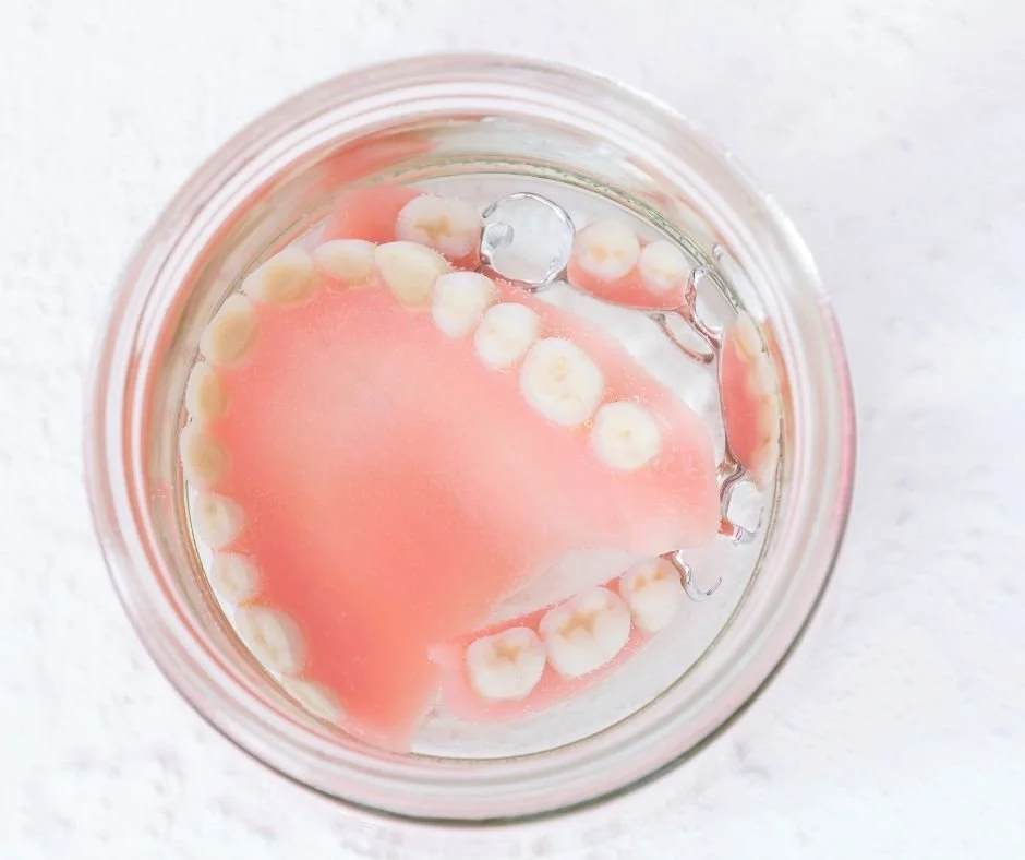 การเก็บฟันปลอมในน้ำสะอาดหลังถอดออก เพื่อป้องกันการแห้งและเสียรูป