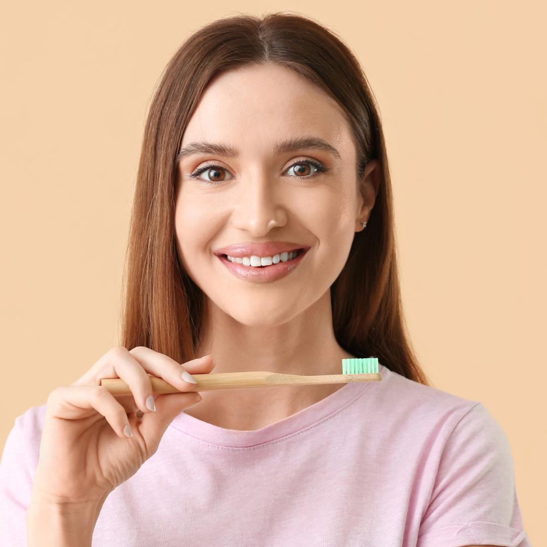 แปรงฟันดูแลเหงือกเพื่อป้องกันหินปูน เชียงใหม่ | woman brushing teeth for gum care chiangmai