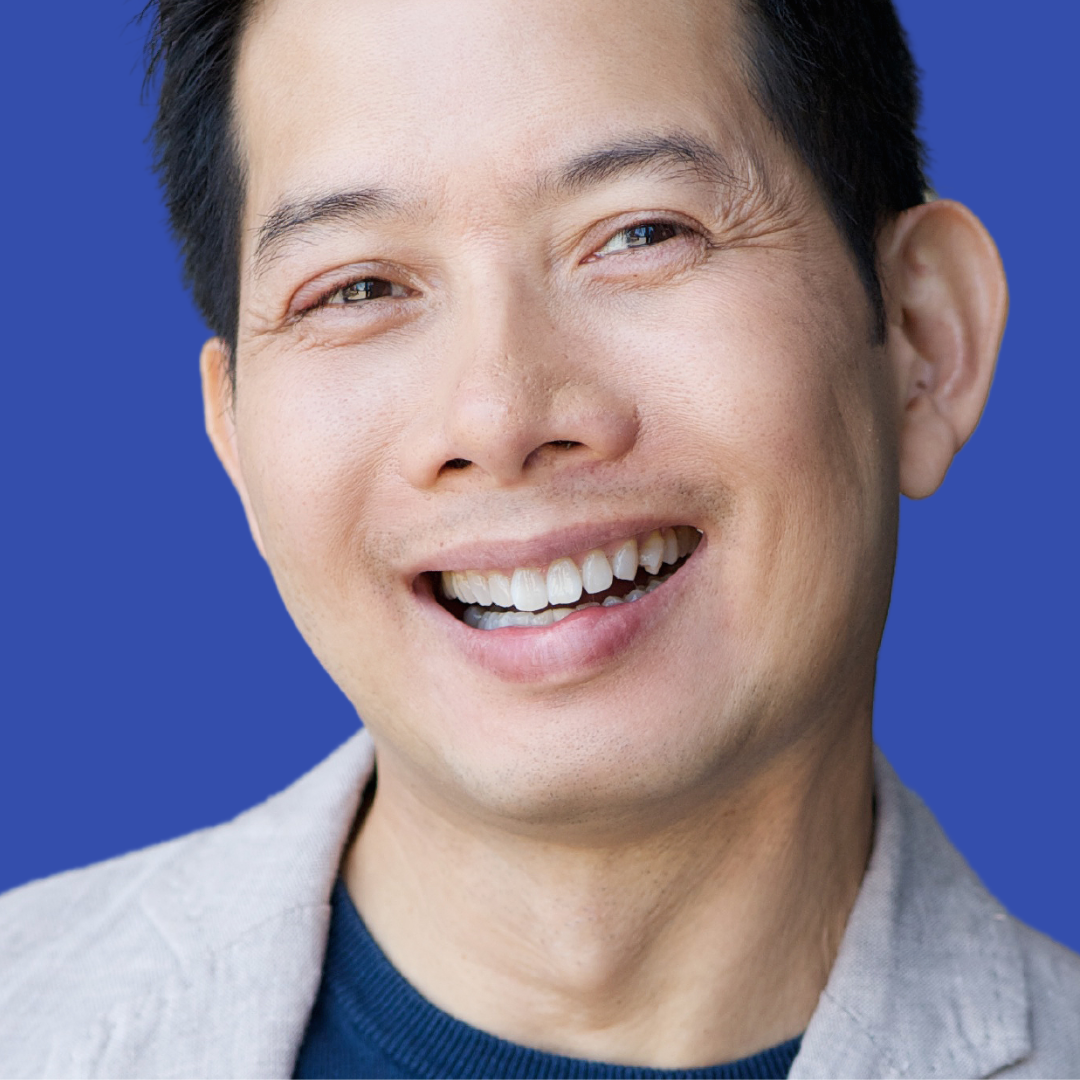 ชายวัยกลางคนยิ้มมั่นใจหลังใส่รากฟันเทียม เชียงใหม่ Confident smile middle-aged man with implant chiangmai