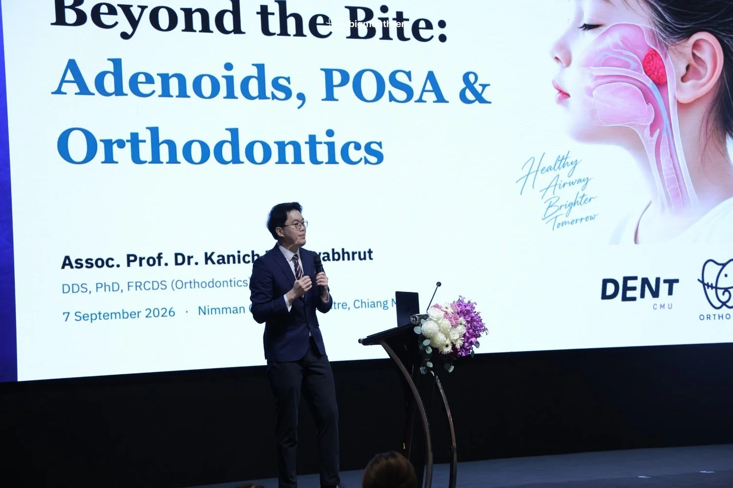 รศ. ทพ. ดร. คณิช ตรีภูวพฤทธิ์ บรรยายหัวข้อ Beyond the Bite: Adenoids, POSA & Orthodontics ในการประชุมวิชาการ Orthoniverse by OrthoCMU 2026 ณ นิมมาน คอนเวนชั่น เซ็นเตอร์ จังหวัดเชียงใหม่