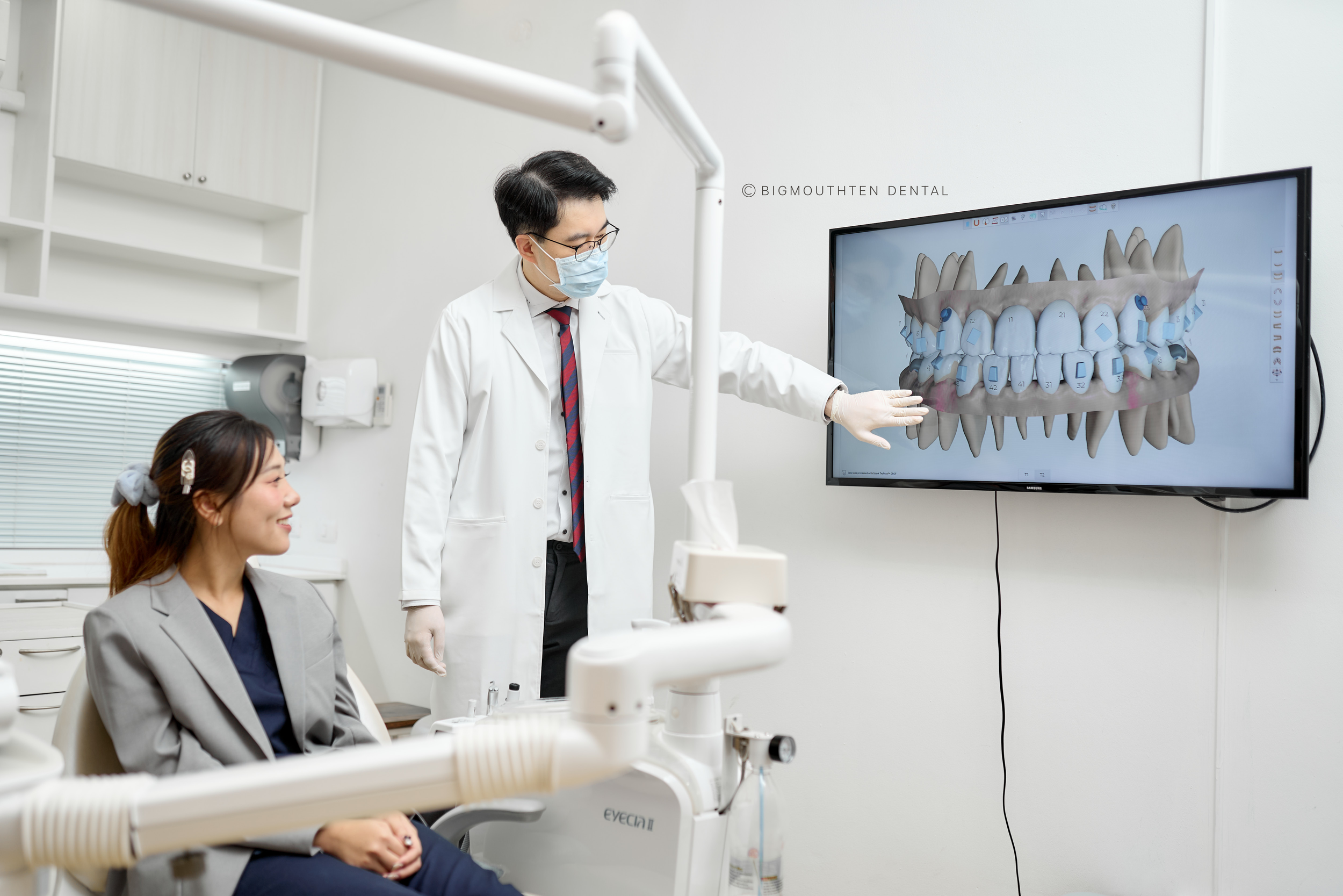 Multidisciplinary dental team discussing personalized treatment plan at Bigmouthten Dental Clinic, Chiang Mai"