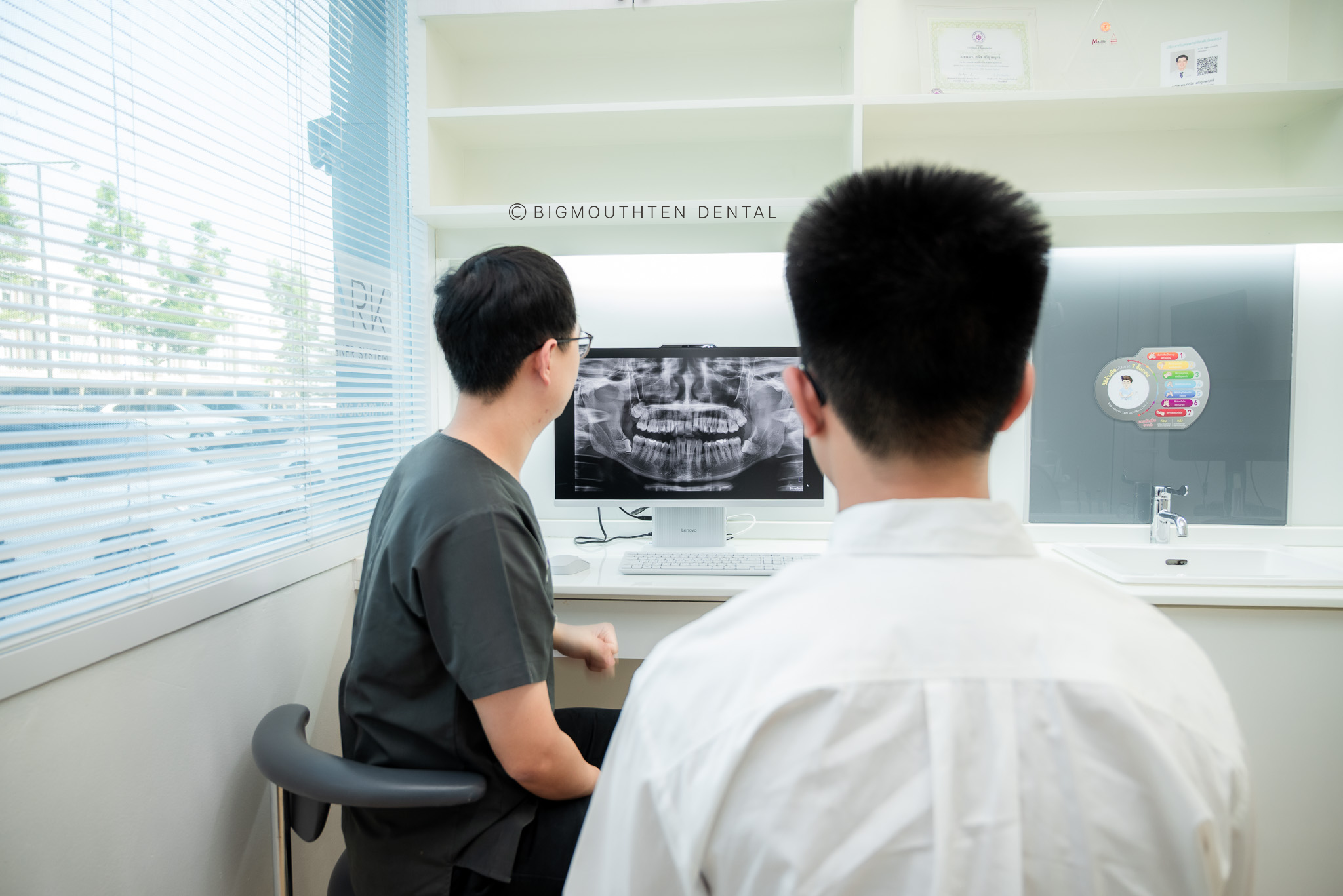 ปรึกษาทันตแพทย์ก่อนถอนฟัน เชียงใหม่ | patient consulting dentist before tooth extraction chiangmai