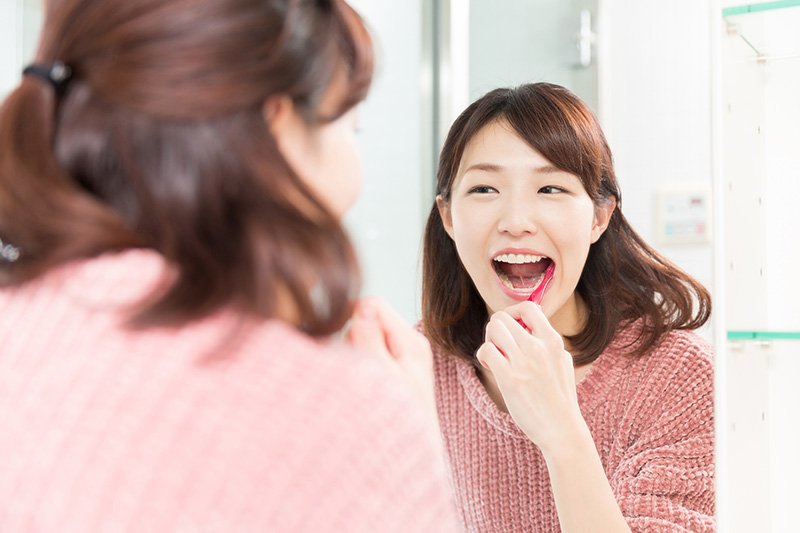 dentist giving tooth brushing tips chiangmai | ทันตแพทย์ให้คำแนะนำการแปรงฟันอย่างถูกต้อง เชียงใหม่